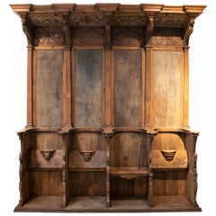 Chaire d'église du 16e siècle en pin et noyer sculpté à la main, à quatre places.