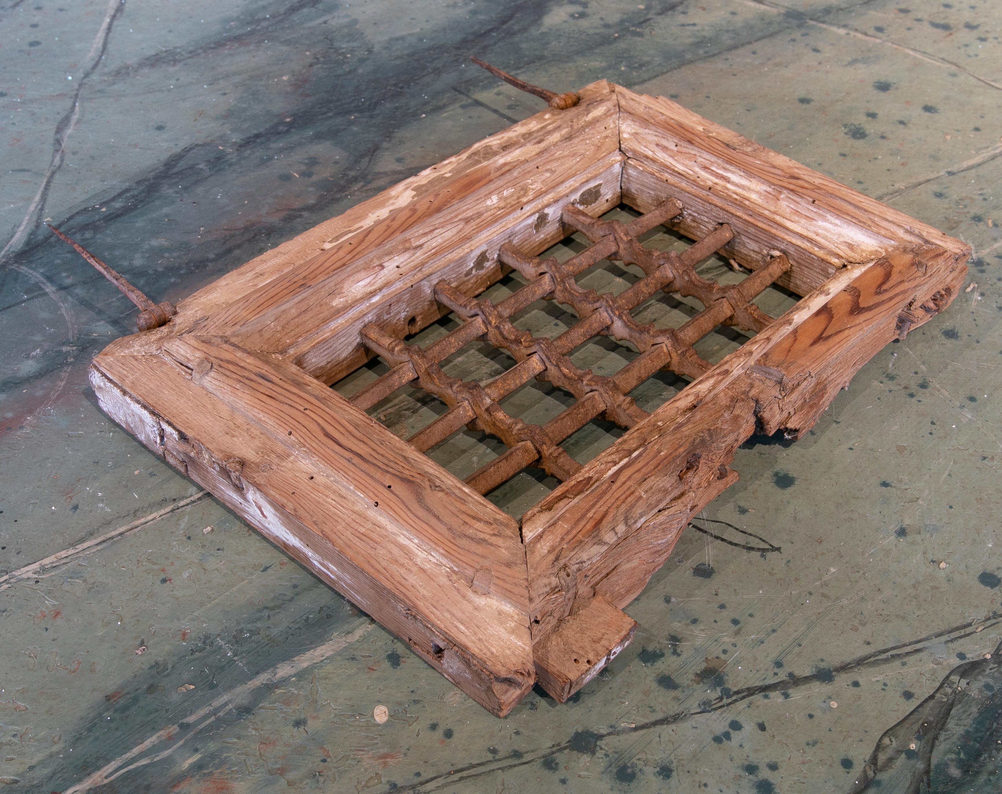 16th Century Spanish Iron Window with a Wooden Frame In Good Condition For Sale In Marbella, ES