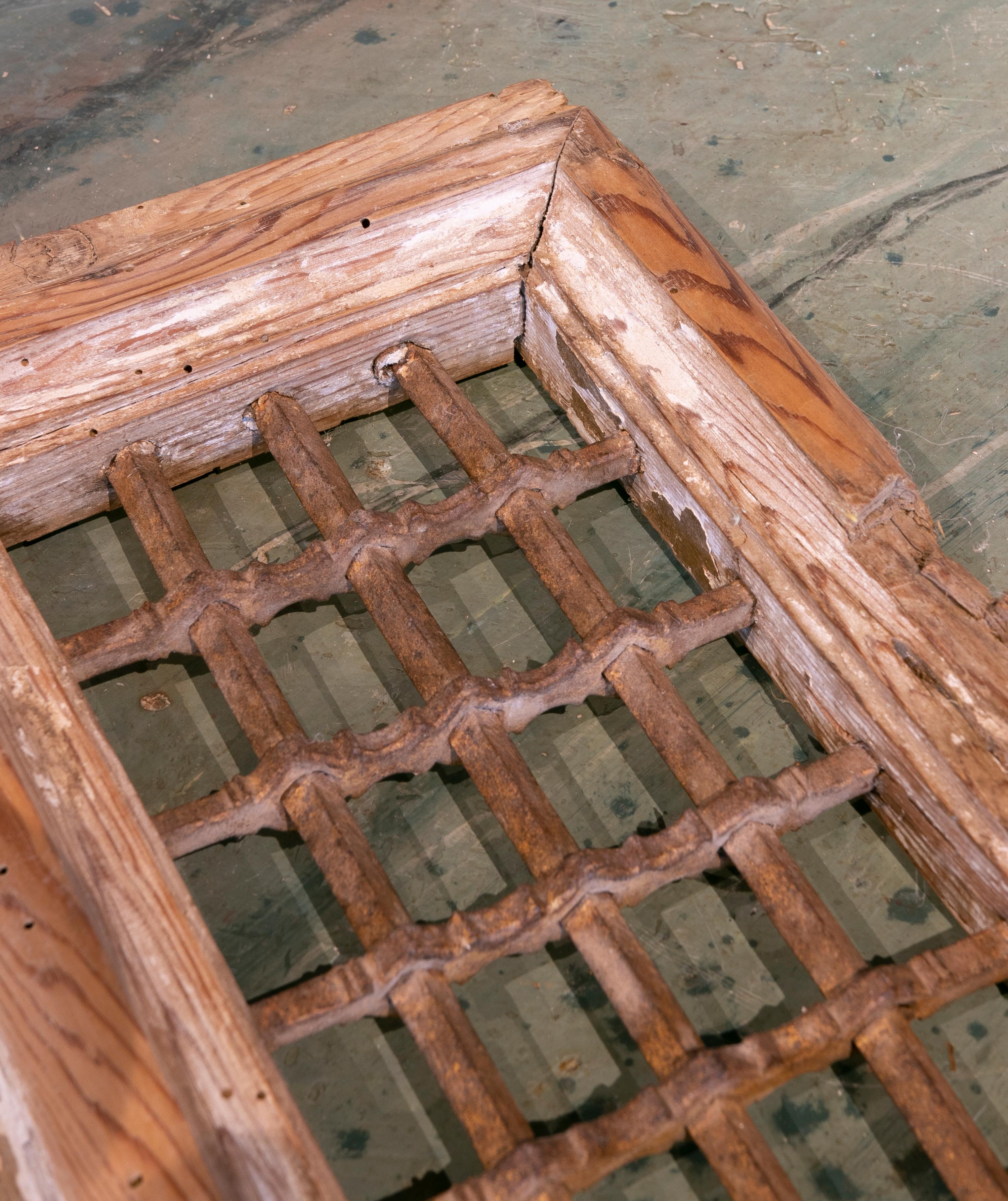 16th Century Spanish Iron Window with a Wooden Frame For Sale 5