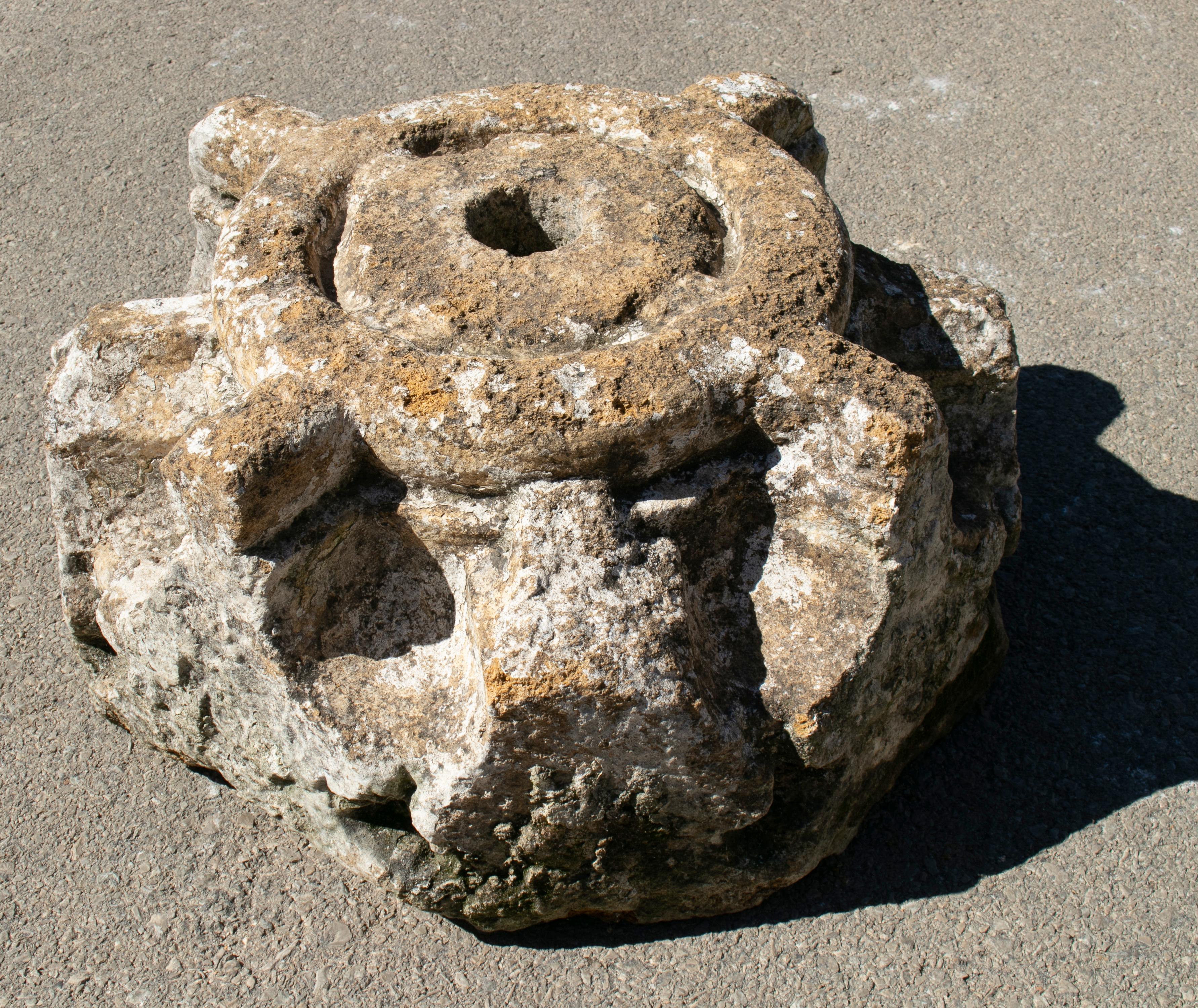 16th Century Spanish Keystone Wedged Where Arches Meet at the Apex of a Vault In Good Condition For Sale In Marbella, ES