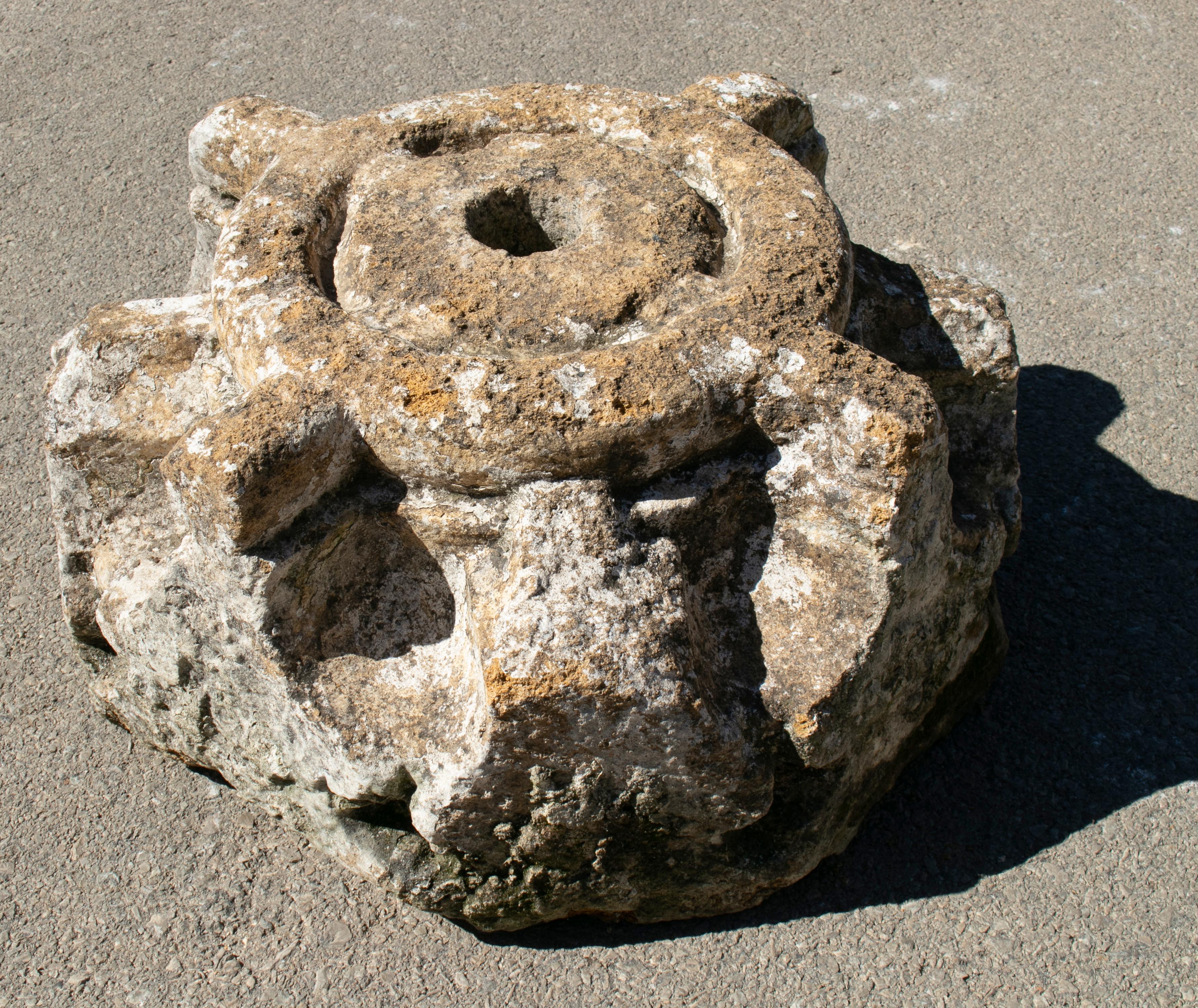 16th Century Spanish Keystone Wedged Where Arches Meet at the Apex of a Vault  In Good Condition For Sale In Marbella, ES