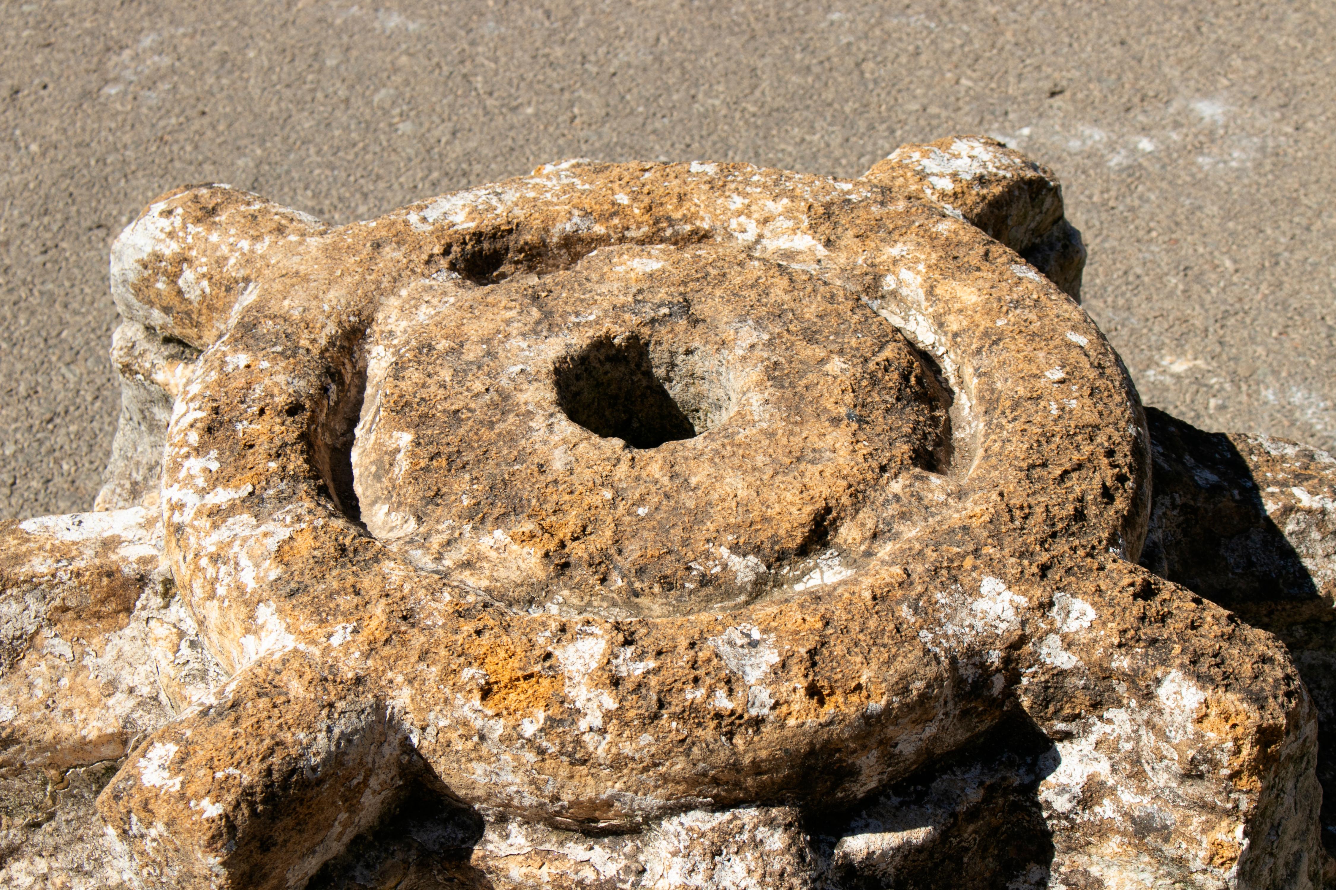 16th Century Spanish Keystone Wedged Where Arches Meet at the Apex of a Vault  For Sale 2