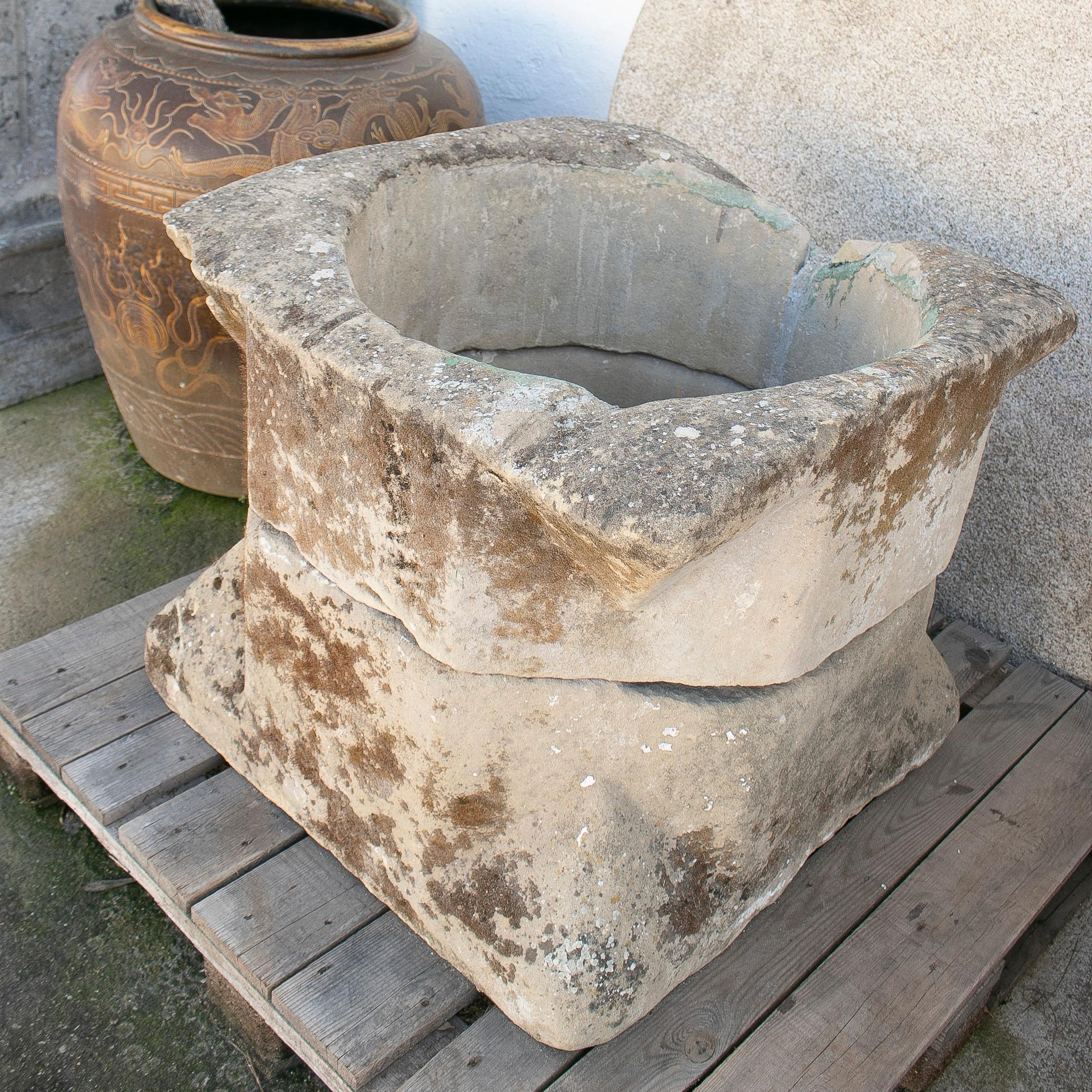 16th Century Spanish Late Gothic Style 2-Part Hand Carved Stone Water Well In Good Condition In Marbella, ES