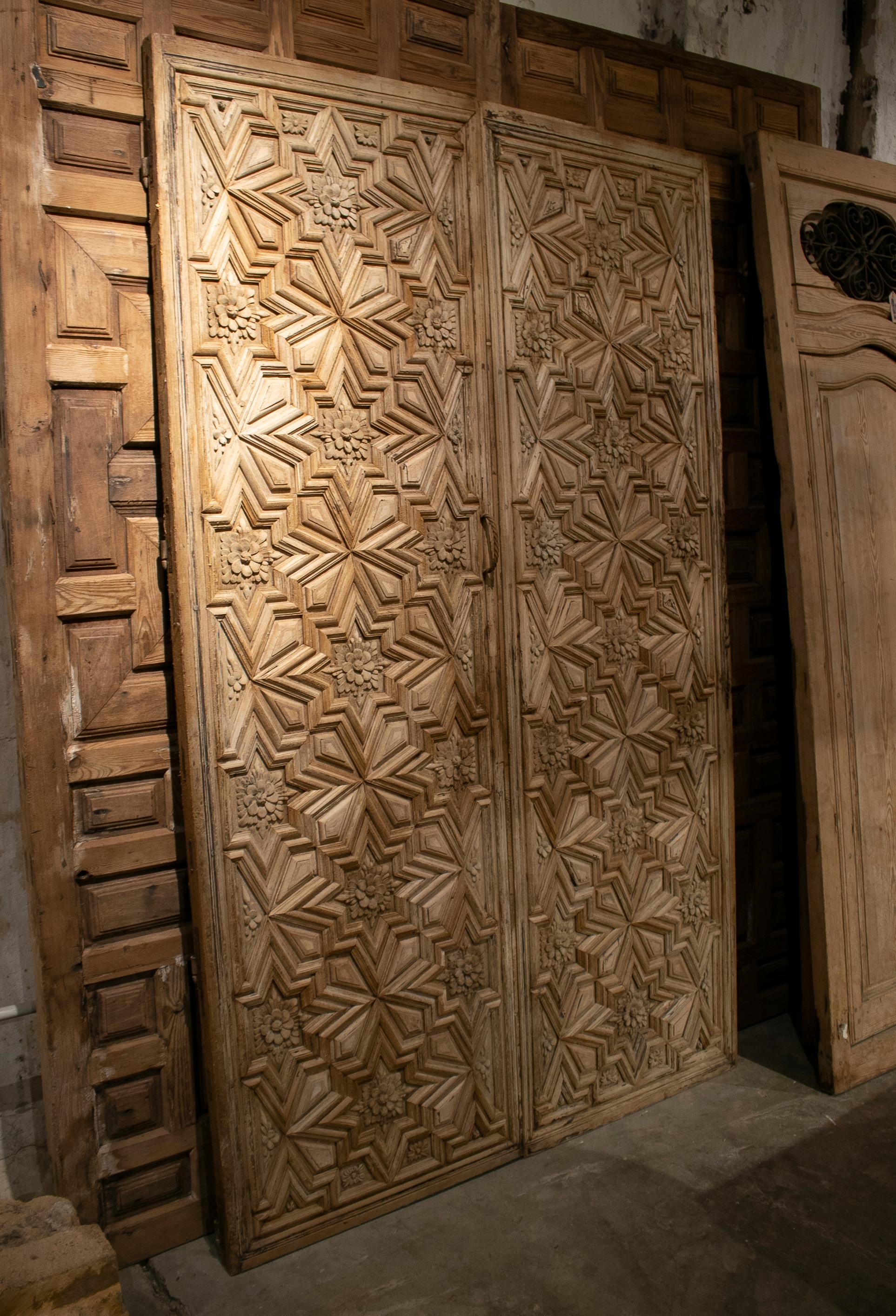 16th Century Spanish Lime Washed Hand Carved Wooden Double Door In Good Condition In Marbella, ES