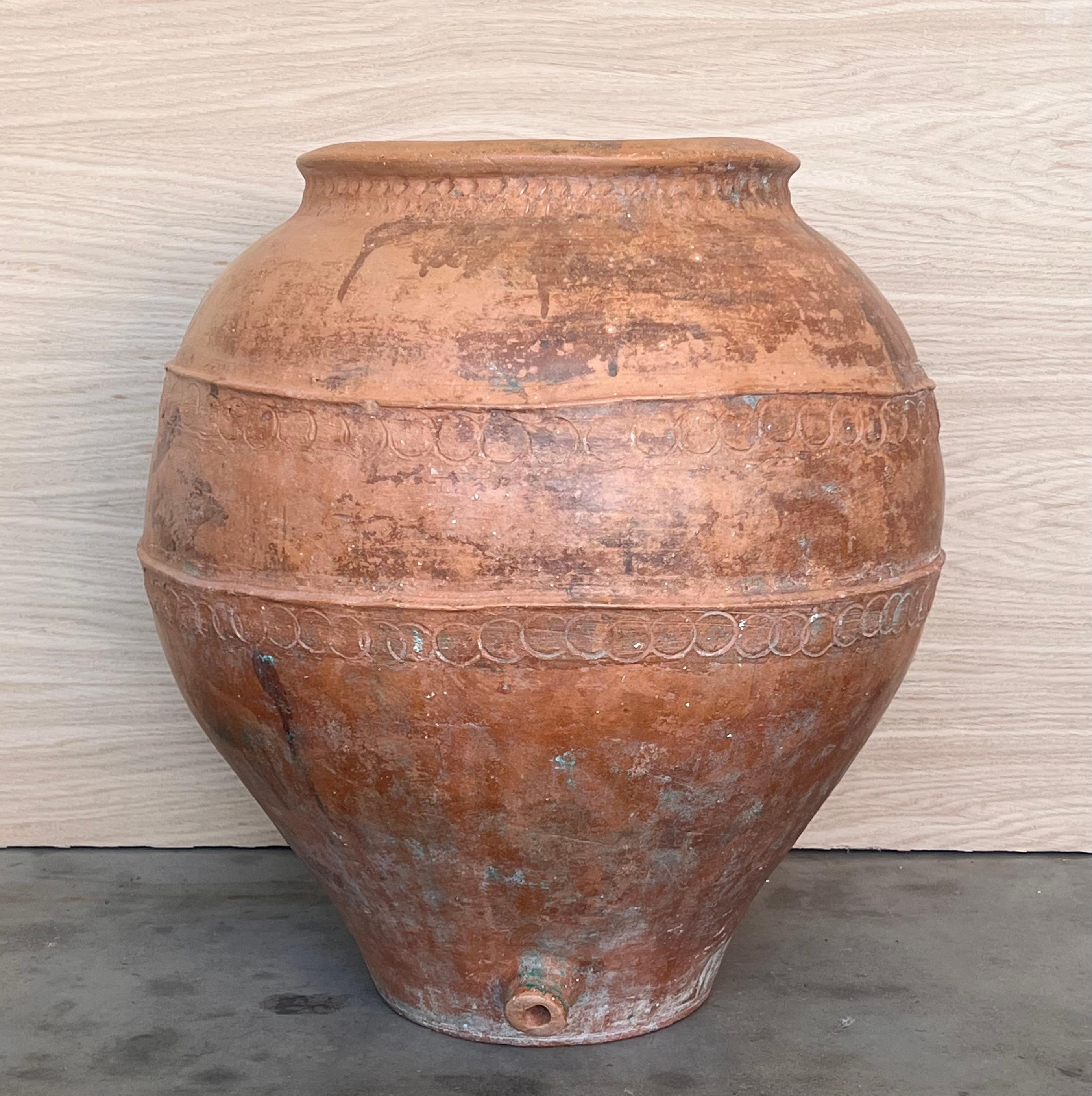 Spanische Terrakotta-Vase aus dem 16. Jahrhundert

Handgefertigte Markierungen rund um die Vase. 