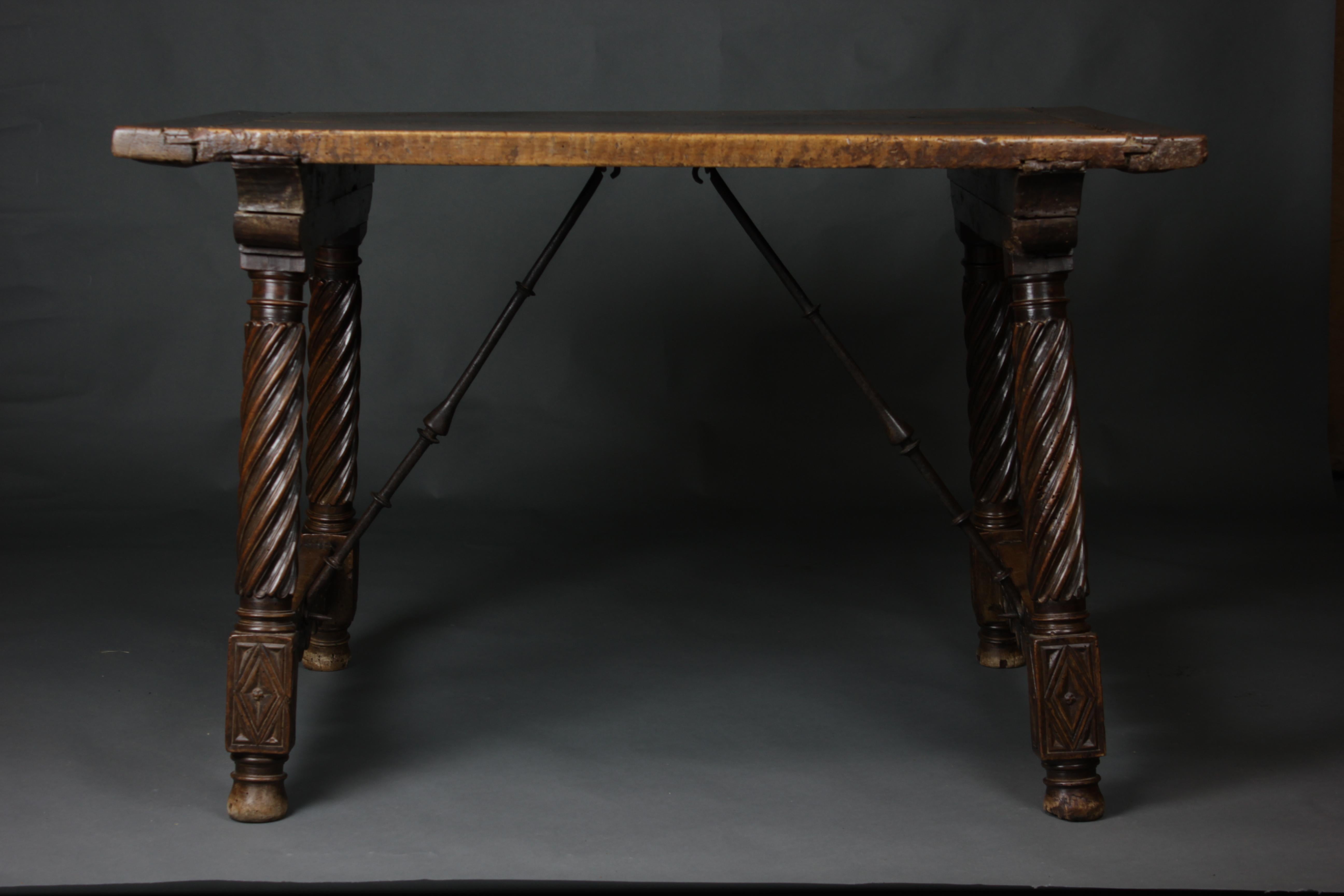Renaissance Table à écrire en noyer espagnole du 16ème siècle, Circa 1580 en vente
