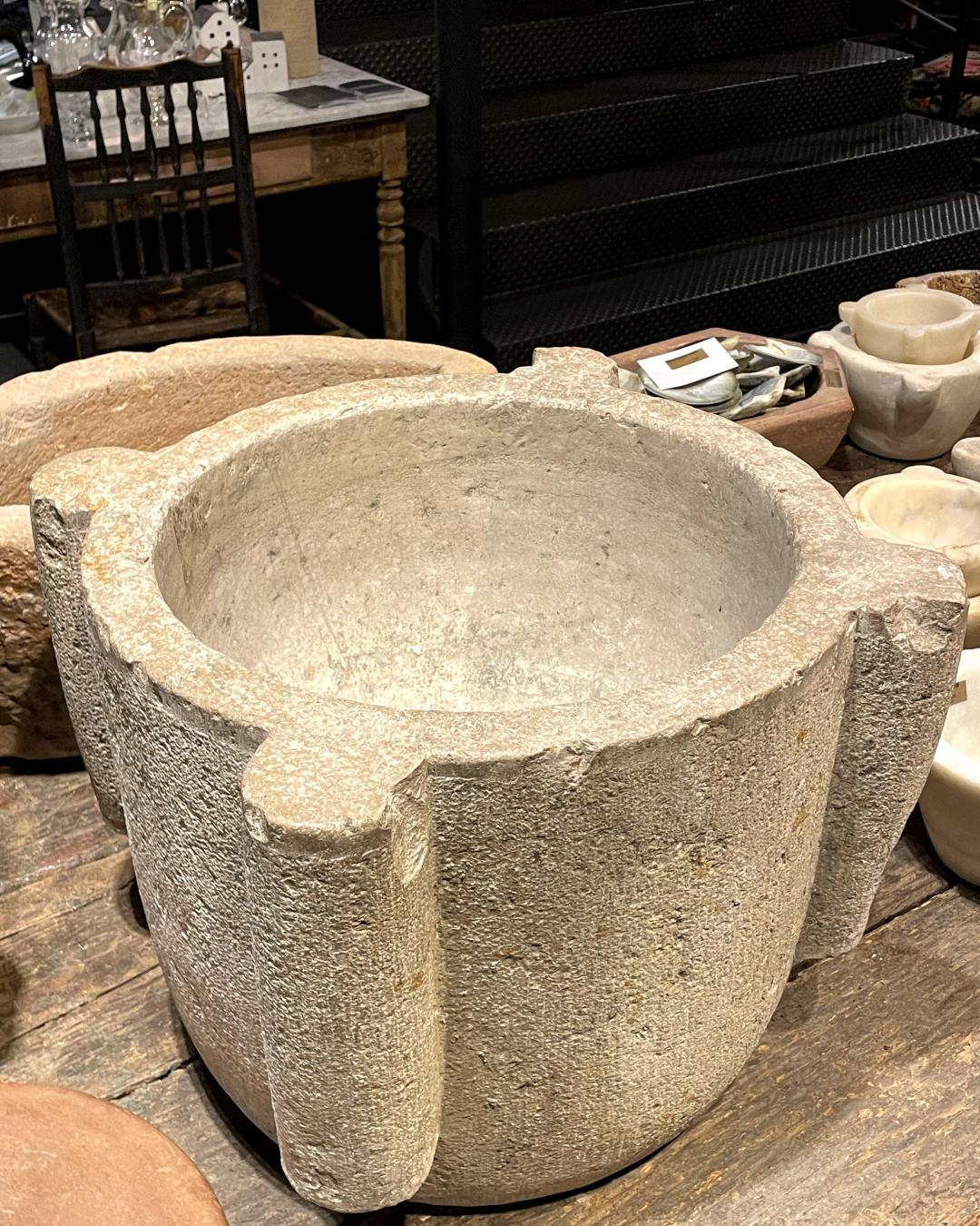 16th Century Spanish White Stone Mortar In Good Condition For Sale In BARCELONA, ES