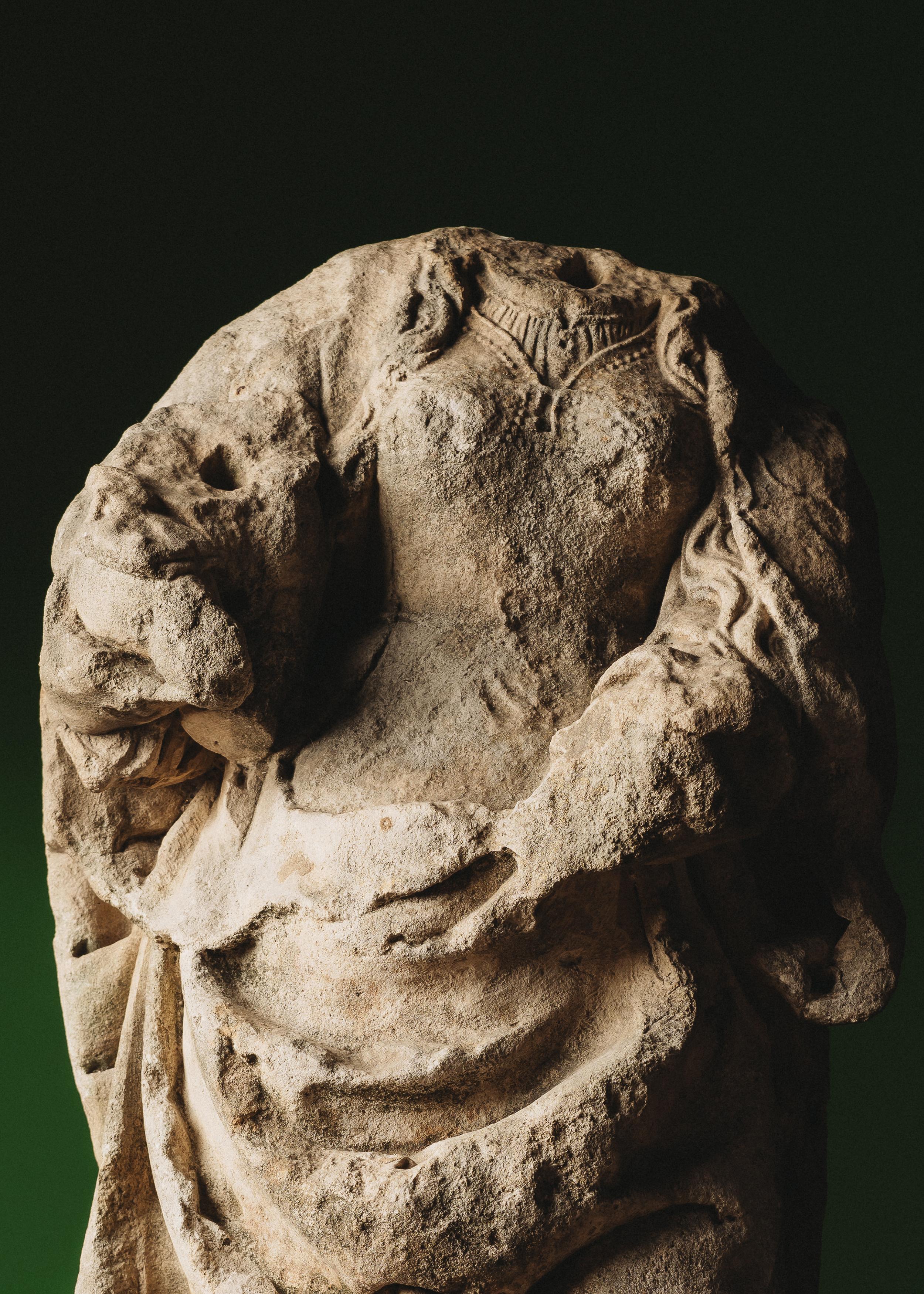 Französische Jungfrauen-Skulptur aus Stein aus dem 16. (Geschnitzt) im Angebot