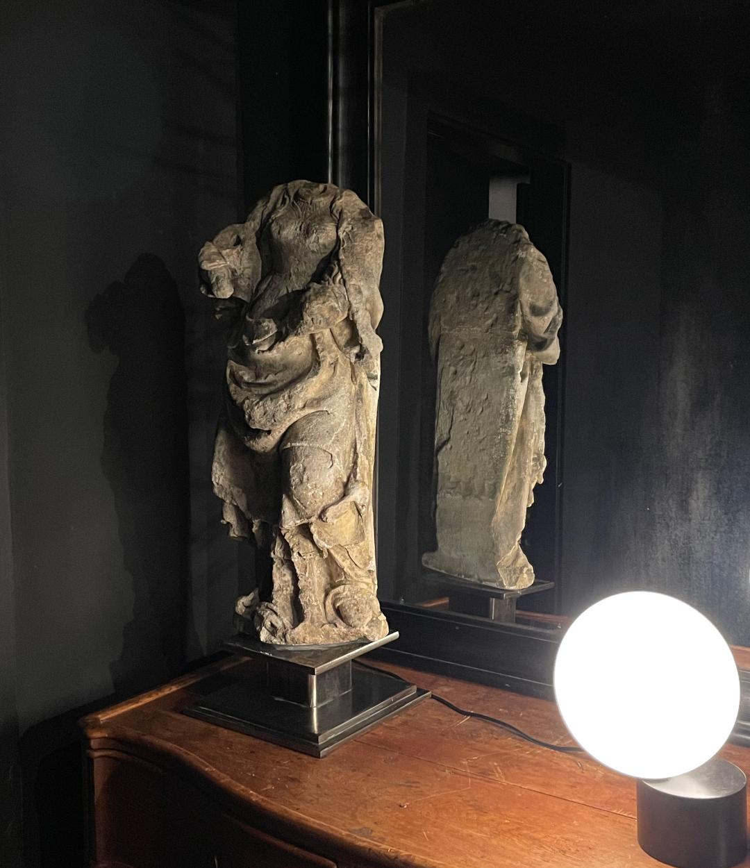 Escultura francesa de una Virgen del siglo XVI tallada en piedra Francés en venta