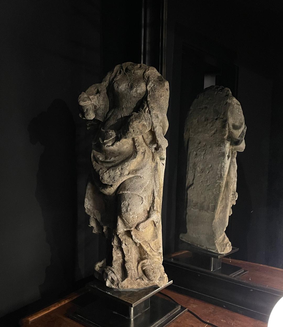 Französische Jungfrauen-Skulptur aus Stein aus dem 16. (18. Jahrhundert und früher) im Angebot