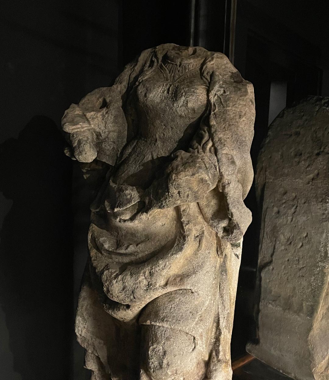 Französische Jungfrauen-Skulptur aus Stein aus dem 16. im Angebot 1