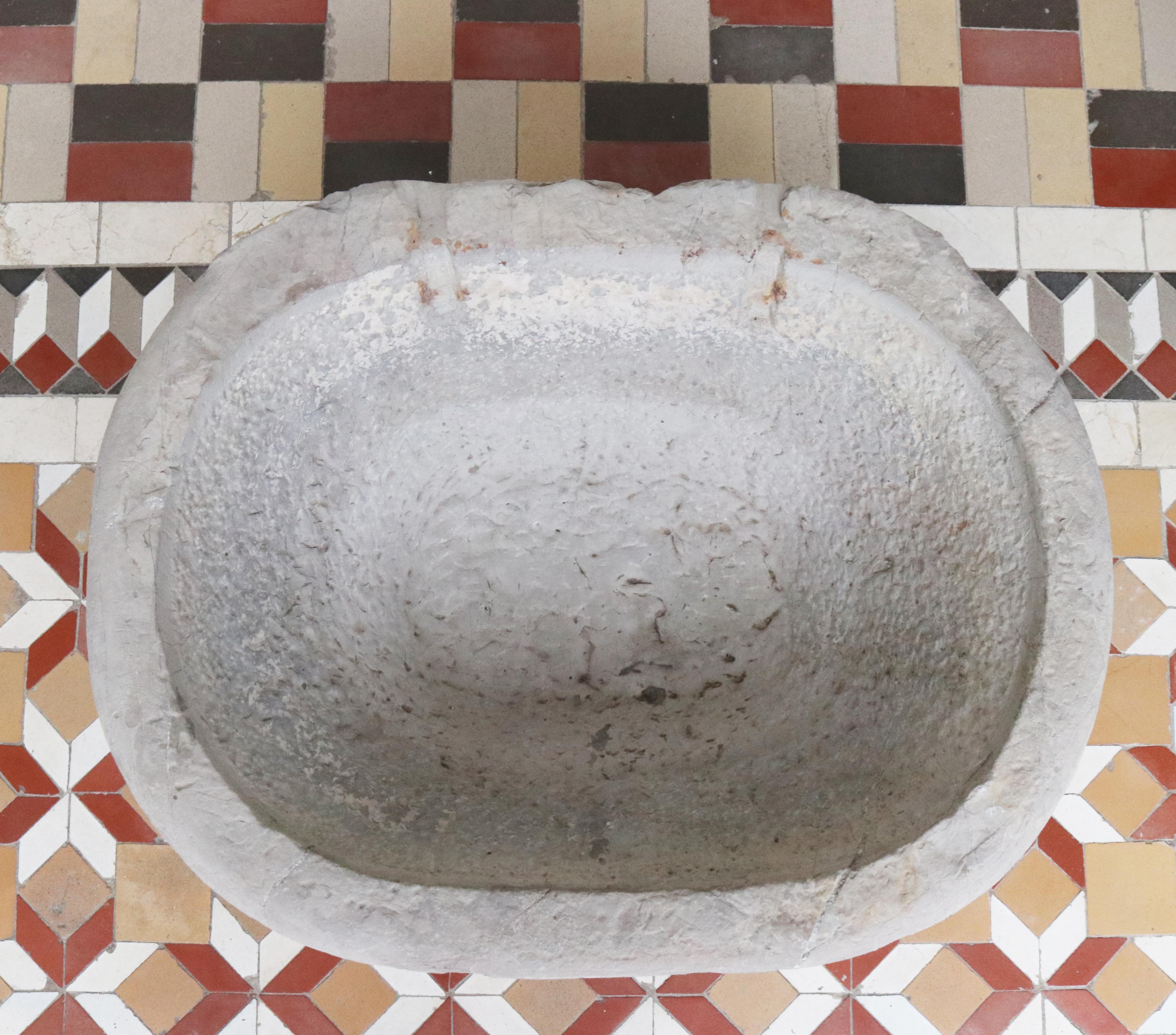 16th Century Stone Conch Shaped Holy Water Stoup In Good Condition In Marbella, ES
