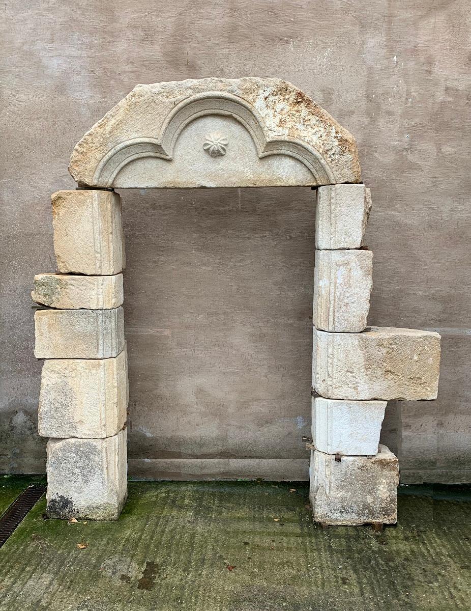 16th Century Stone Doorway Arch In Fair Condition In Vosselaar, BE