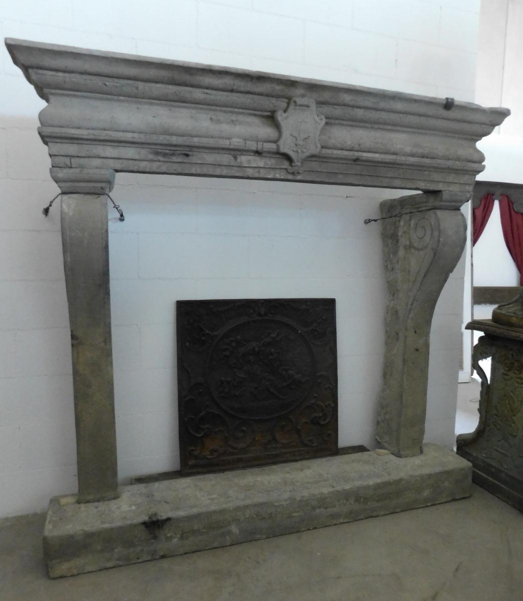 Antique fireplace mantel in grau Serena Stone, big monumental, '500 Italy In Good Condition In Cuneo, Italy (CN)