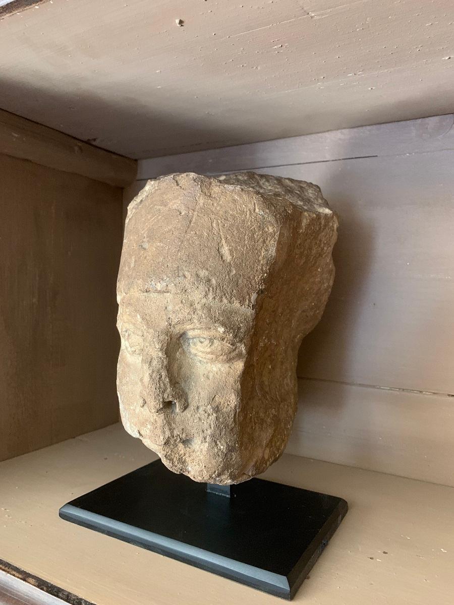 16th Century Stone Head (Französisch)