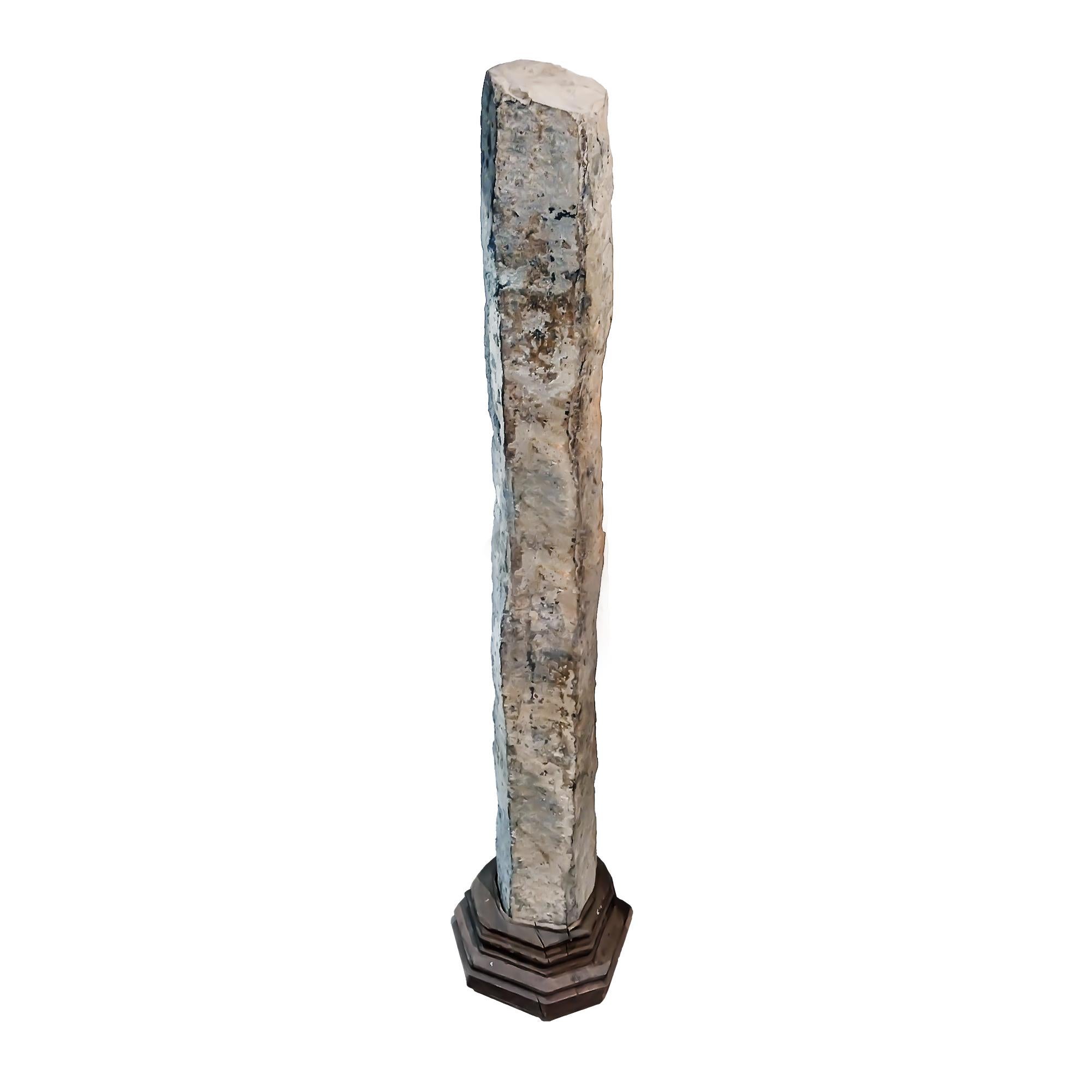 Un pilar de piedra tallada de Shanxi, China, hacia 1560. 
Montado sobre una base de madera heptagonal.