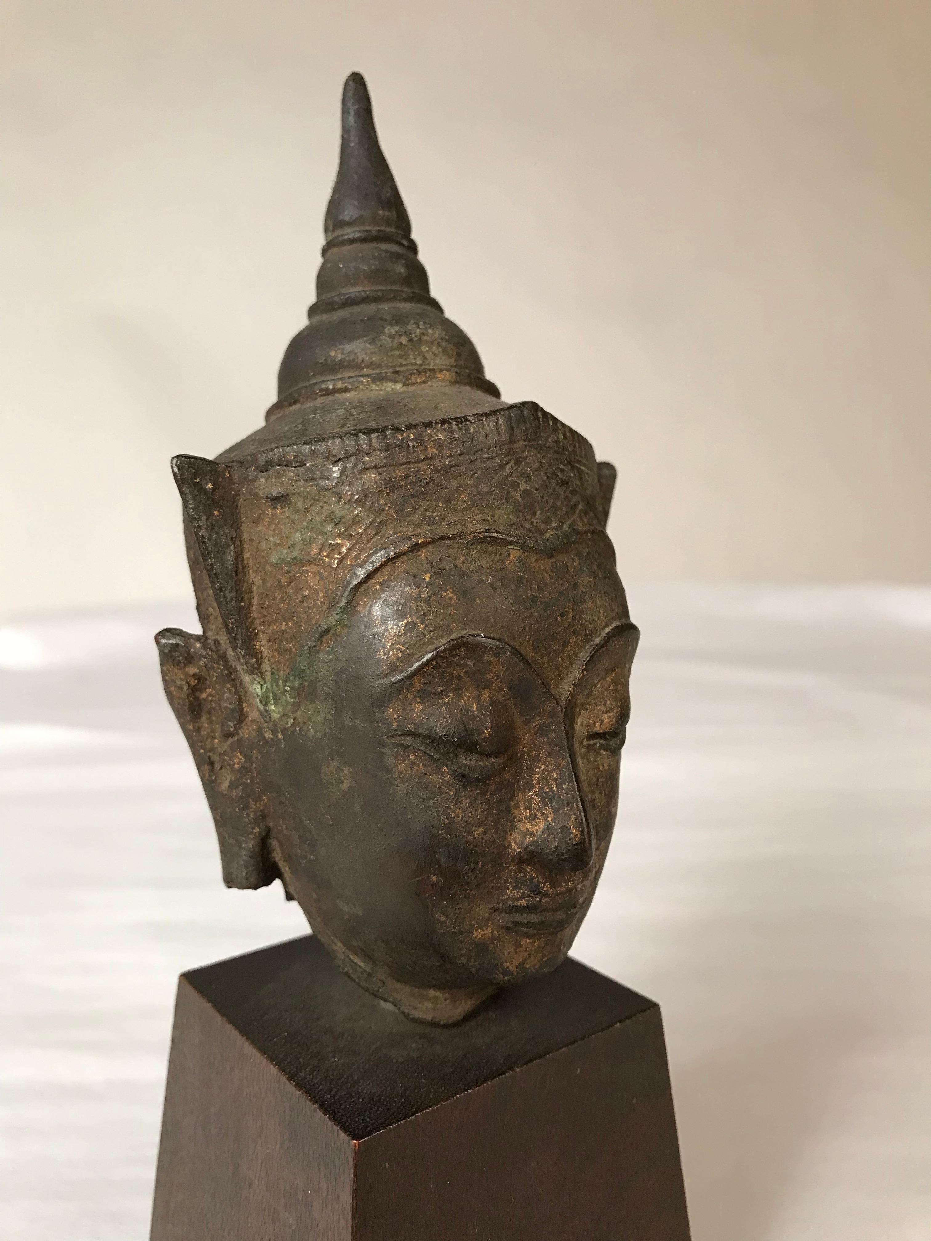 Tête de Bouddha en bronze thaïlandais du 17e siècle en vente 7