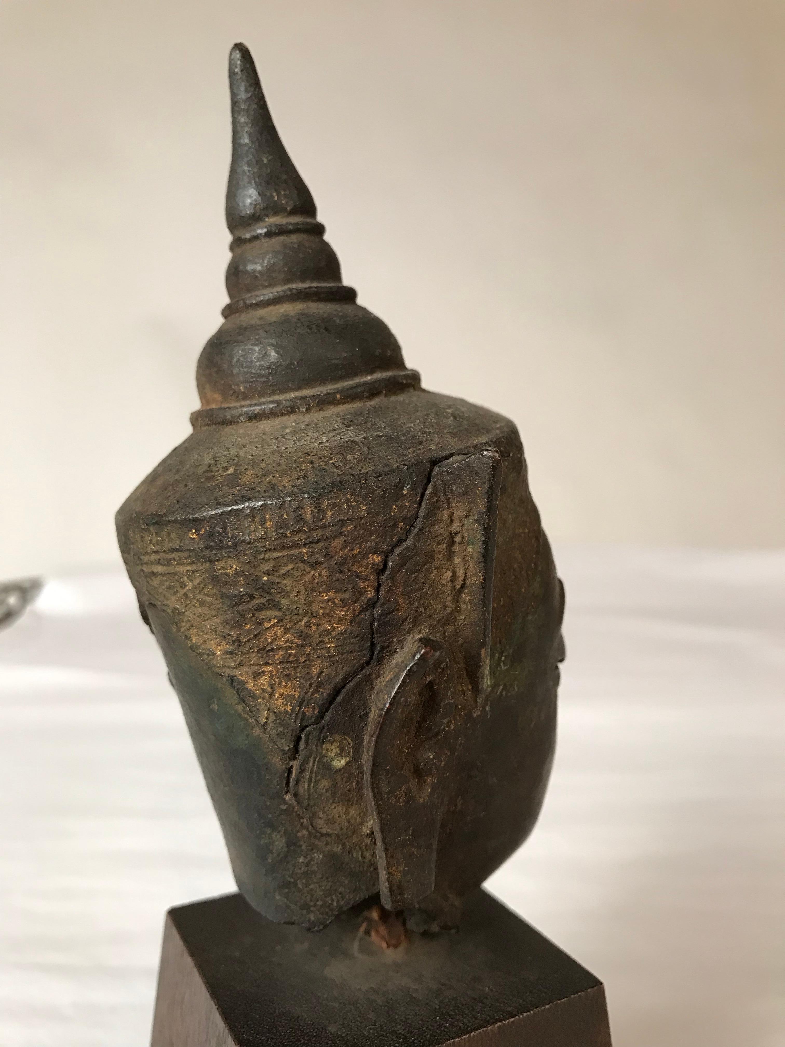 Tête de Bouddha en bronze thaïlandais du 17e siècle en vente 8
