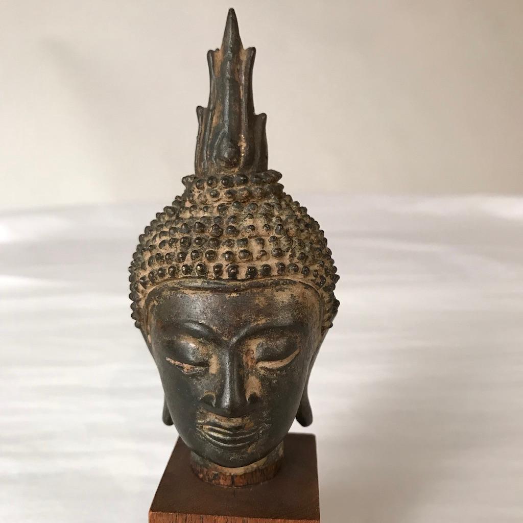 thailändischer Bronzekopf des Buddha aus dem 16 4