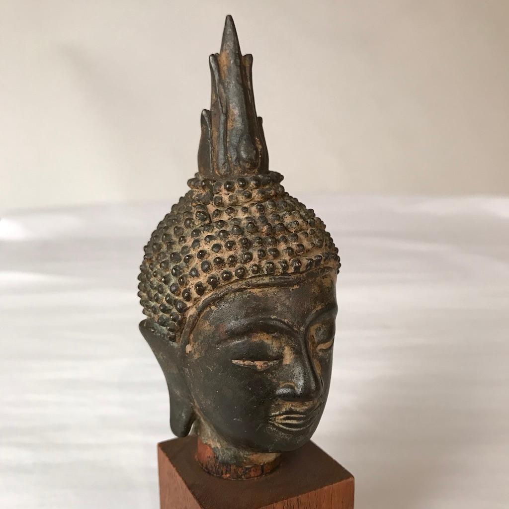 thailändischer Bronzekopf des Buddha aus dem 16 5