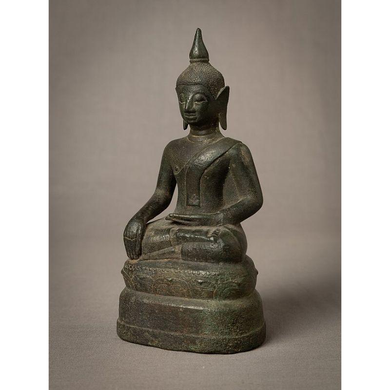 Material: bronze
17,8 cm high 
9 cm wide and 7 cm deep
Weight: 0.953 kgs
Bhumisparsha mudra
Originating from Thailand
16th century
Classical Chiang Saen style - originally from the period !
A beautiful piece !

