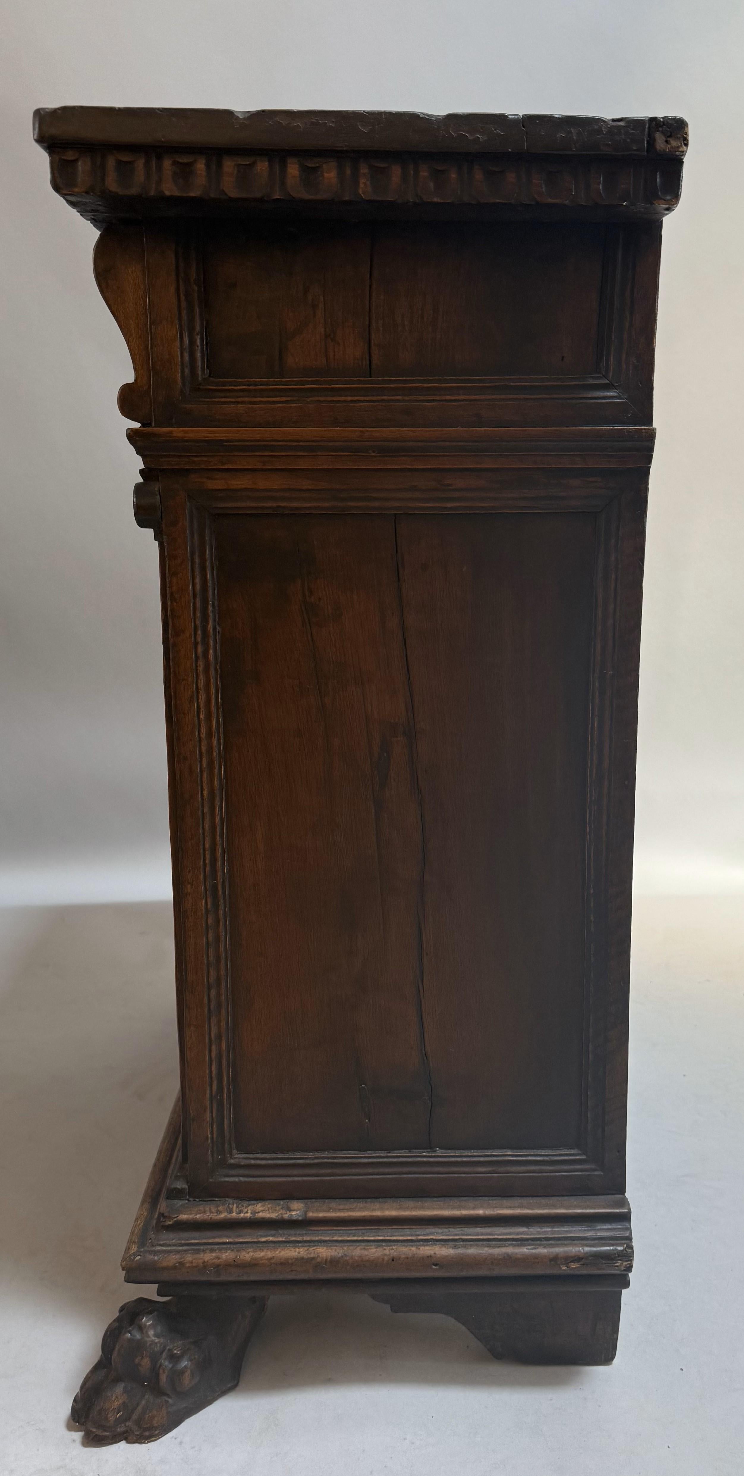 16th Century Tuscan Late Renaissance Carved Walnut Credenza with Lion's Paw Feet For Sale 2