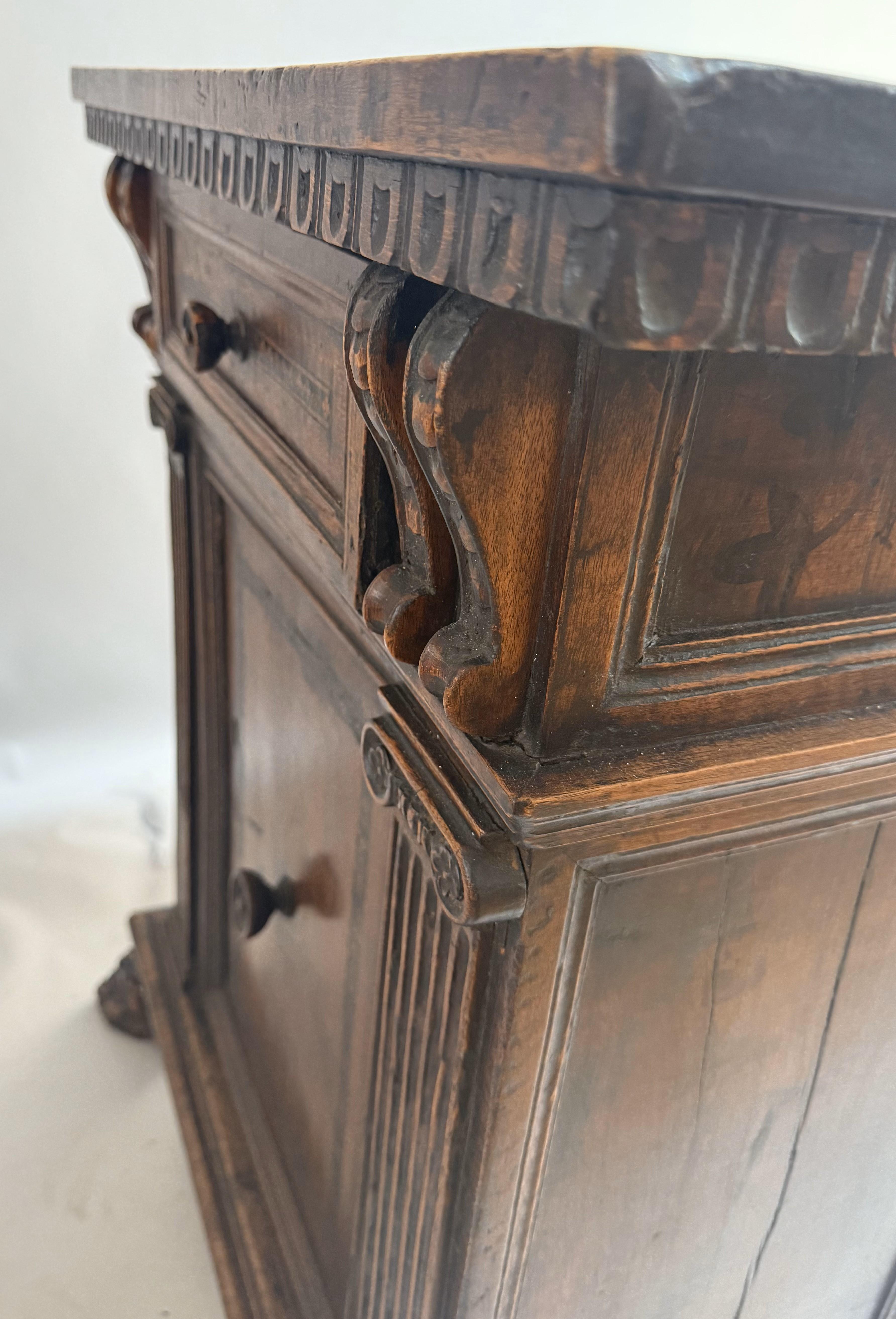 16th Century Tuscan Late Renaissance Carved Walnut Credenza with Lion's Paw Feet For Sale 3