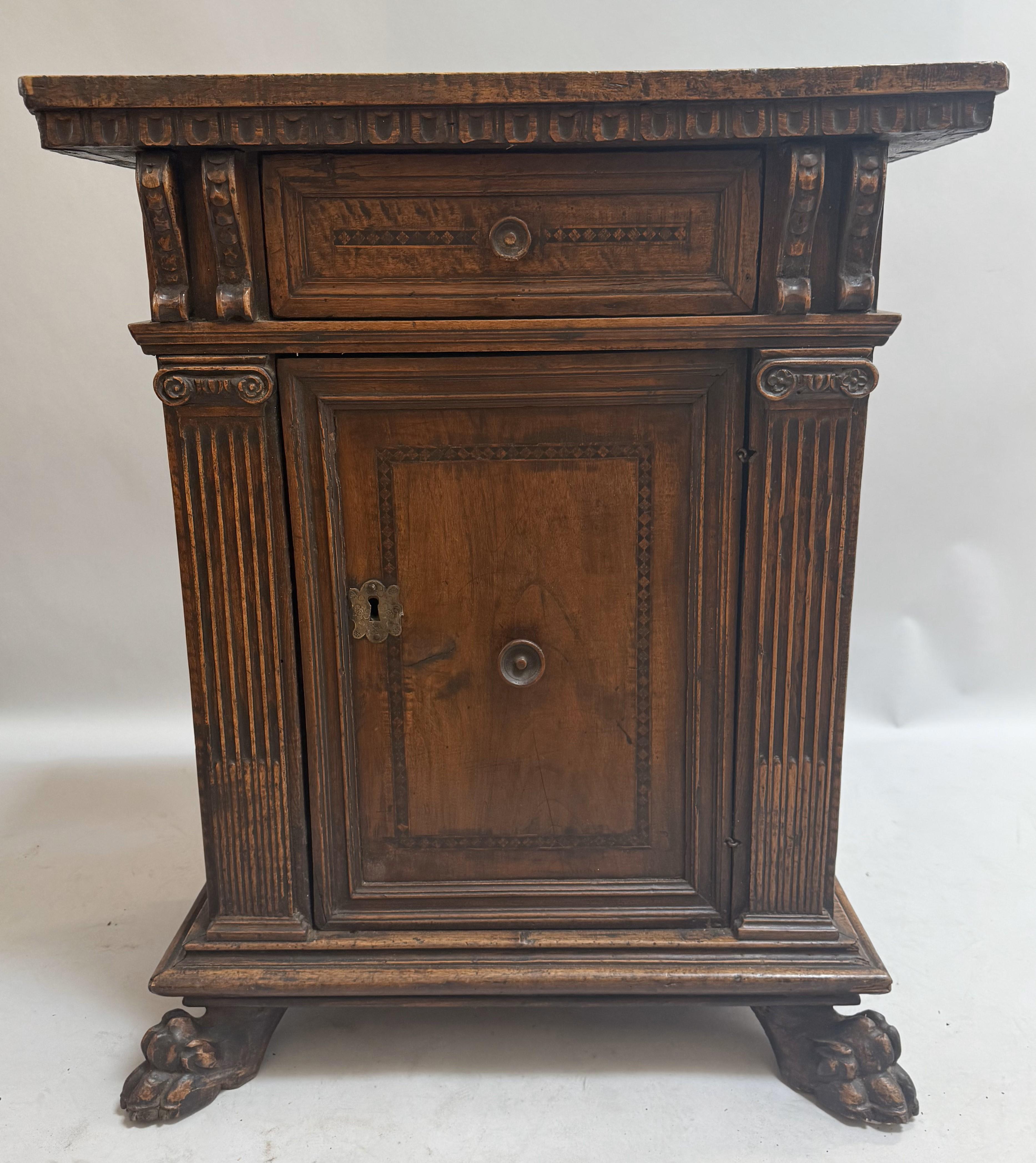 16th Century Tuscan Late Renaissance Carved Walnut Credenza with Lion's Paw Feet For Sale 5