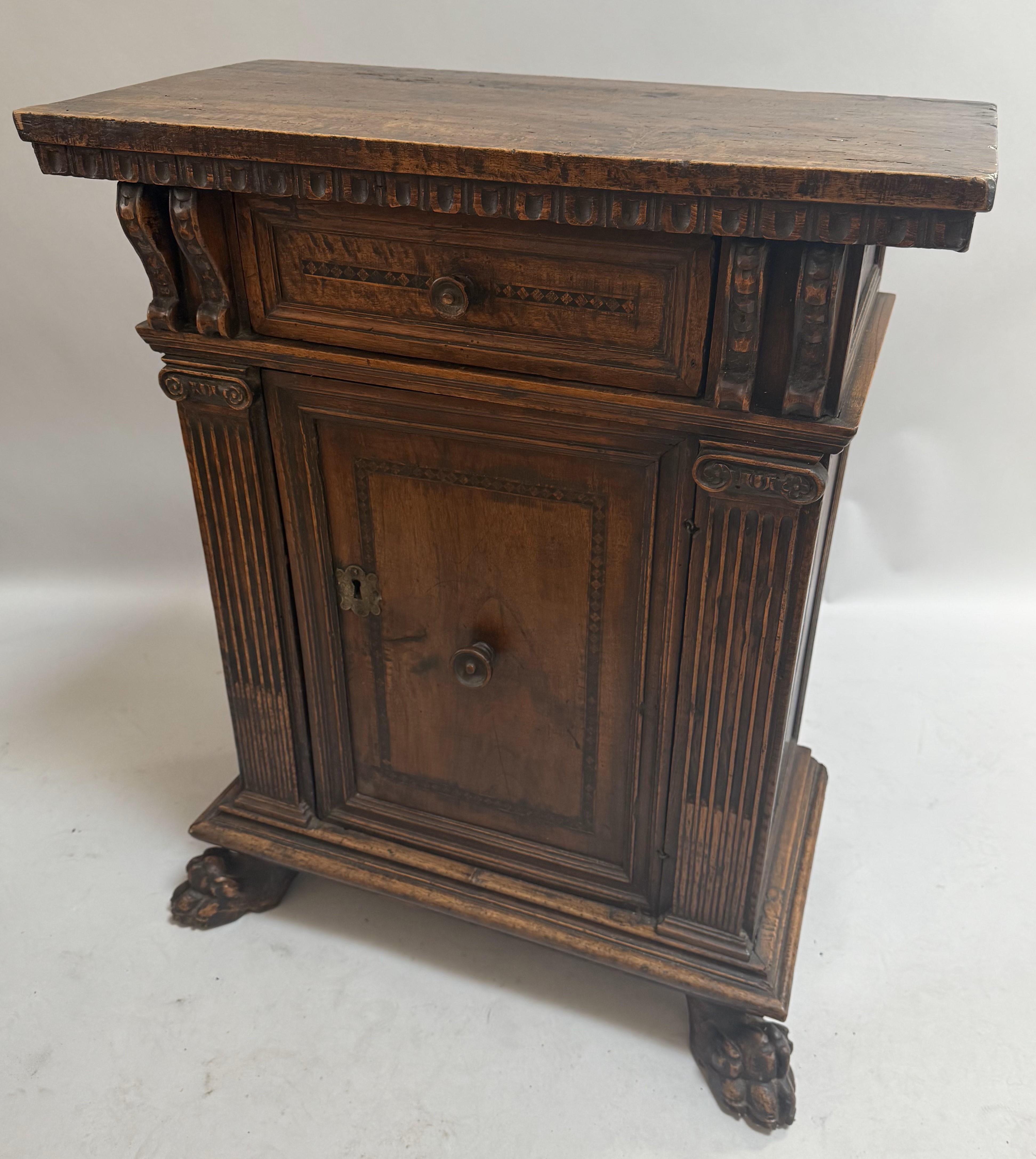16th Century Tuscan Late Renaissance Carved Walnut Credenza with Lion's Paw Feet For Sale 6