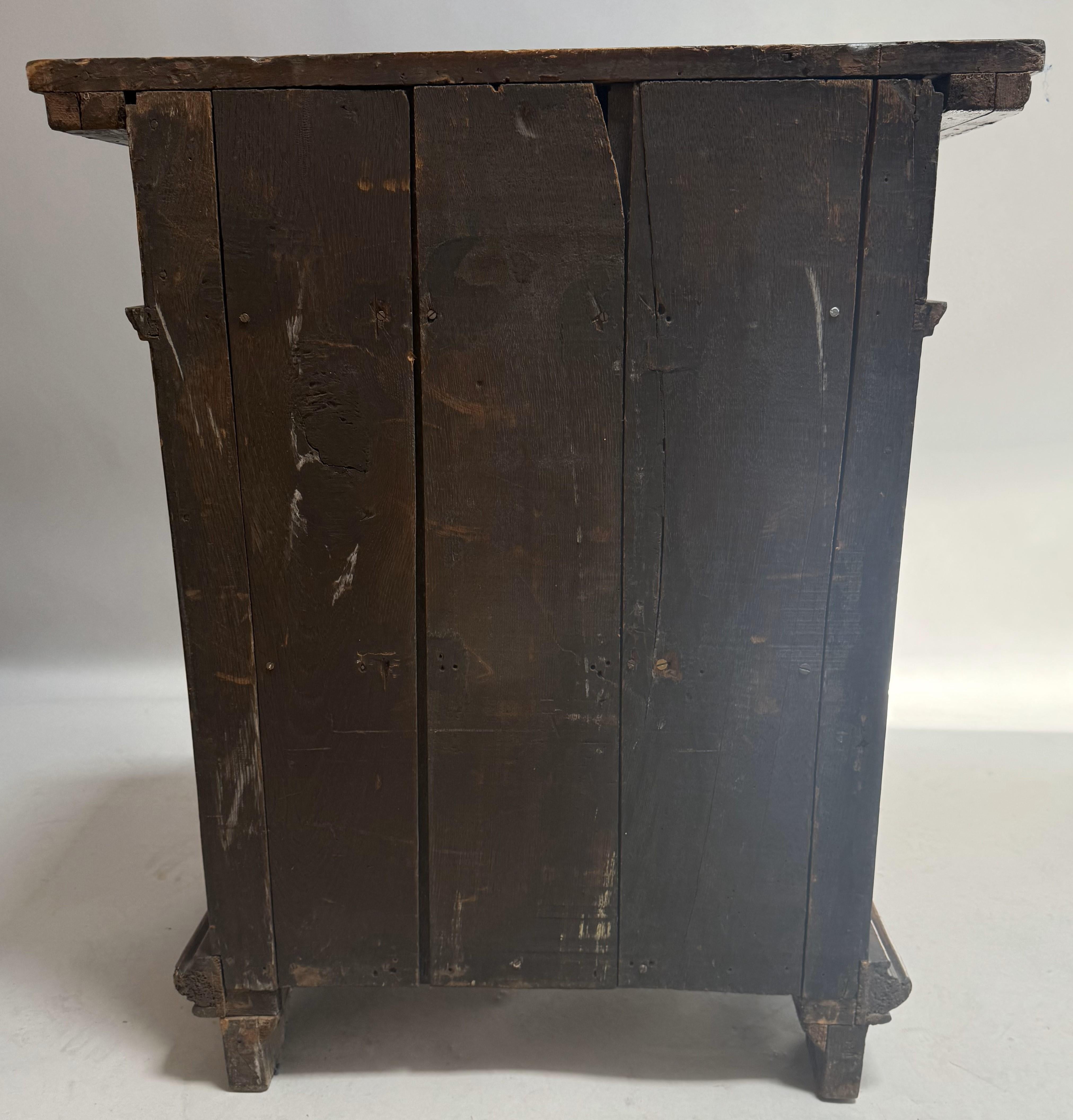 16th Century Tuscan Late Renaissance Carved Walnut Credenza with Lion's Paw Feet For Sale 1