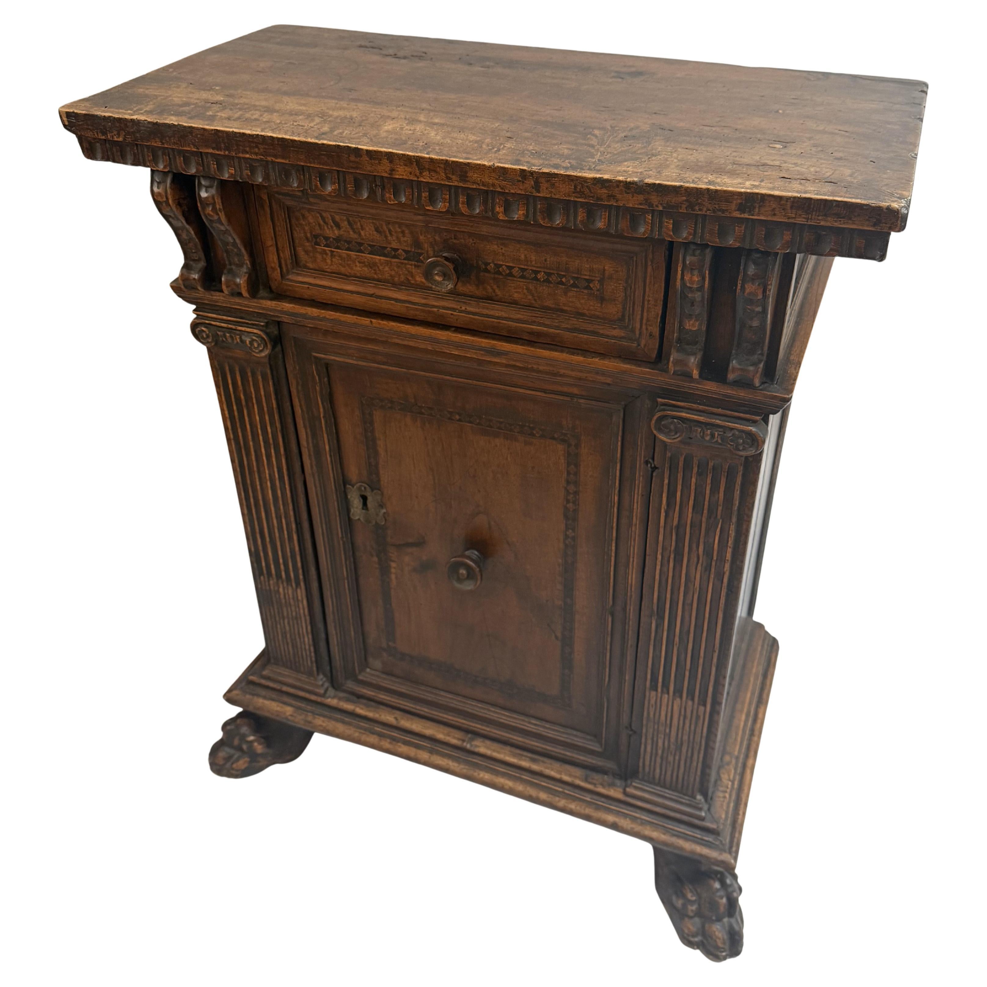 16th Century Tuscan Late Renaissance Carved Walnut Credenza with Lion's Paw Feet For Sale