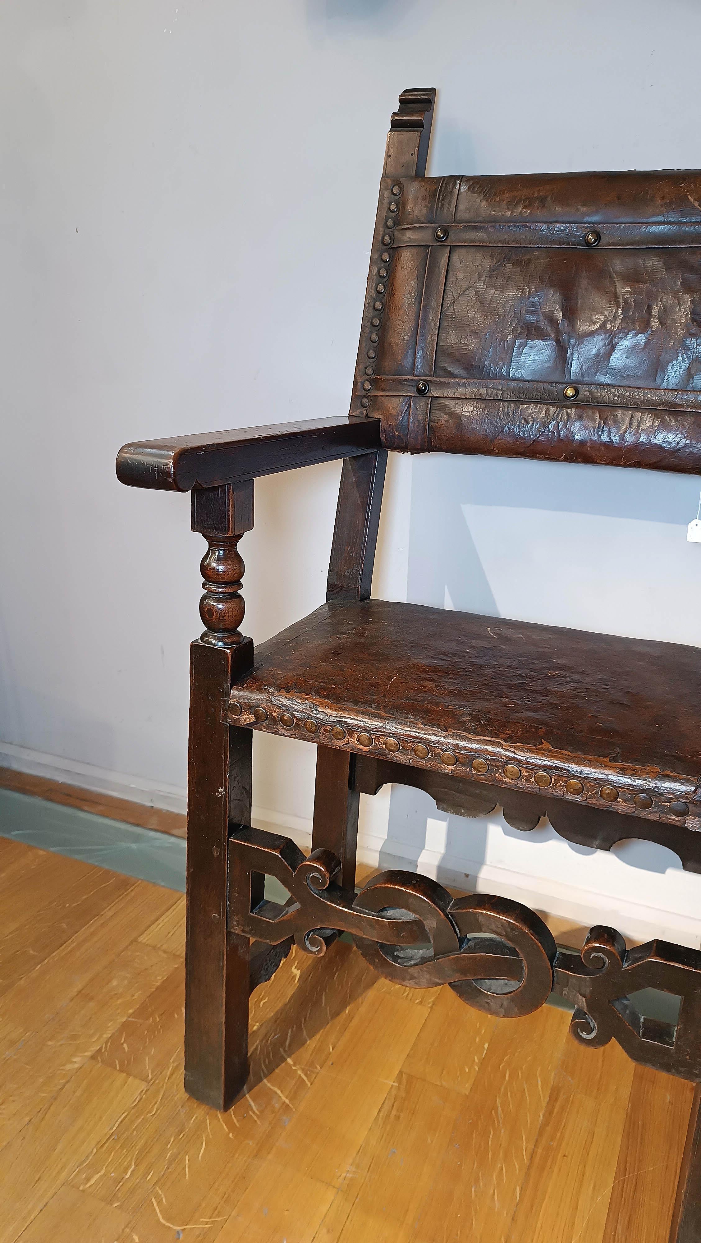 16th CENTURY TUSCANY RENAISSANCE ARMCHAIR Cuero en venta