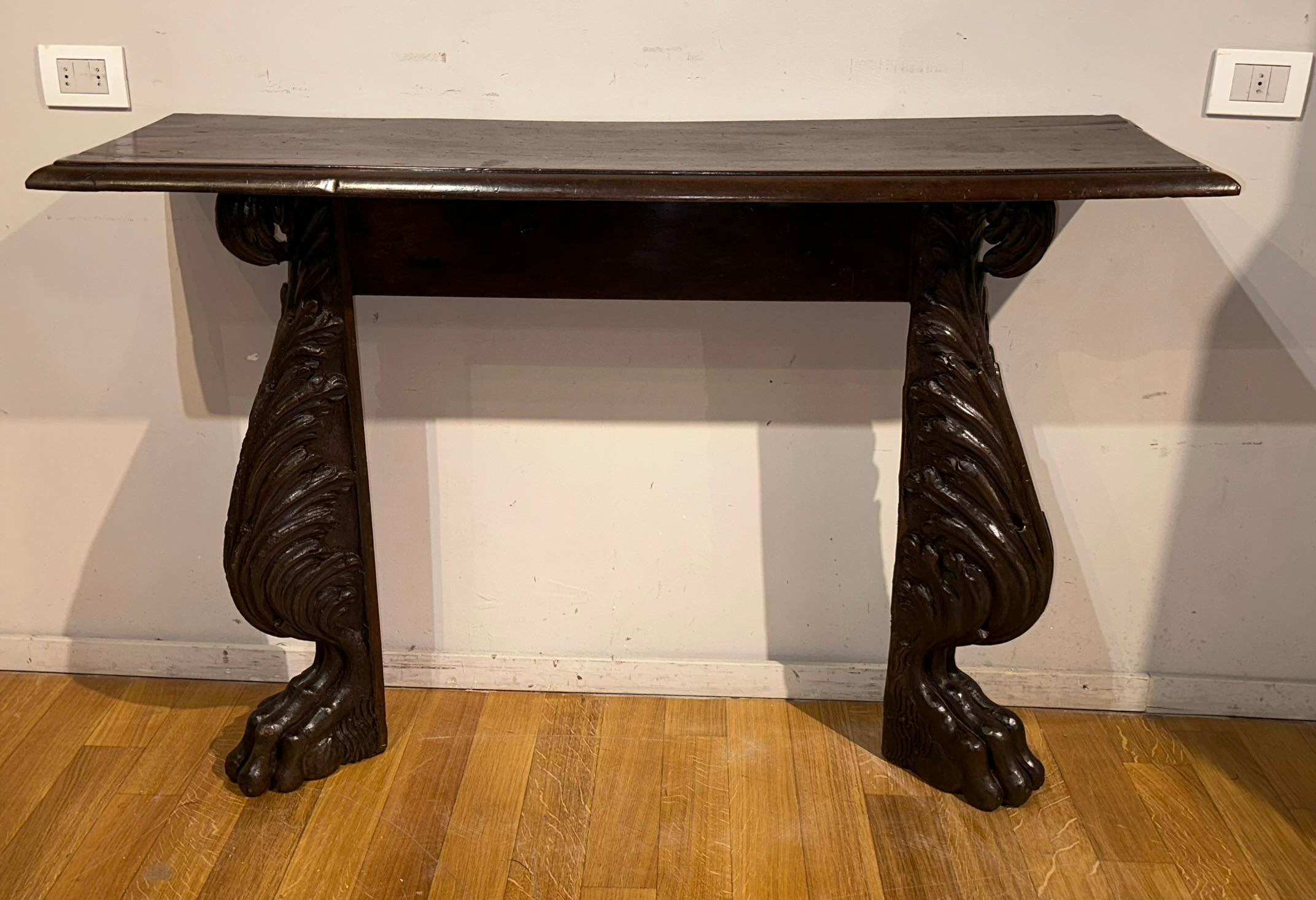 Beautiful console in solid walnut, top with owl beak profile on two supports carved with plant motifs on feral feet.
Used as a small altar, of contained dimensions.
Florentine manufacture from the 1500s

MEASUREMENTS: 85x129x38 cm