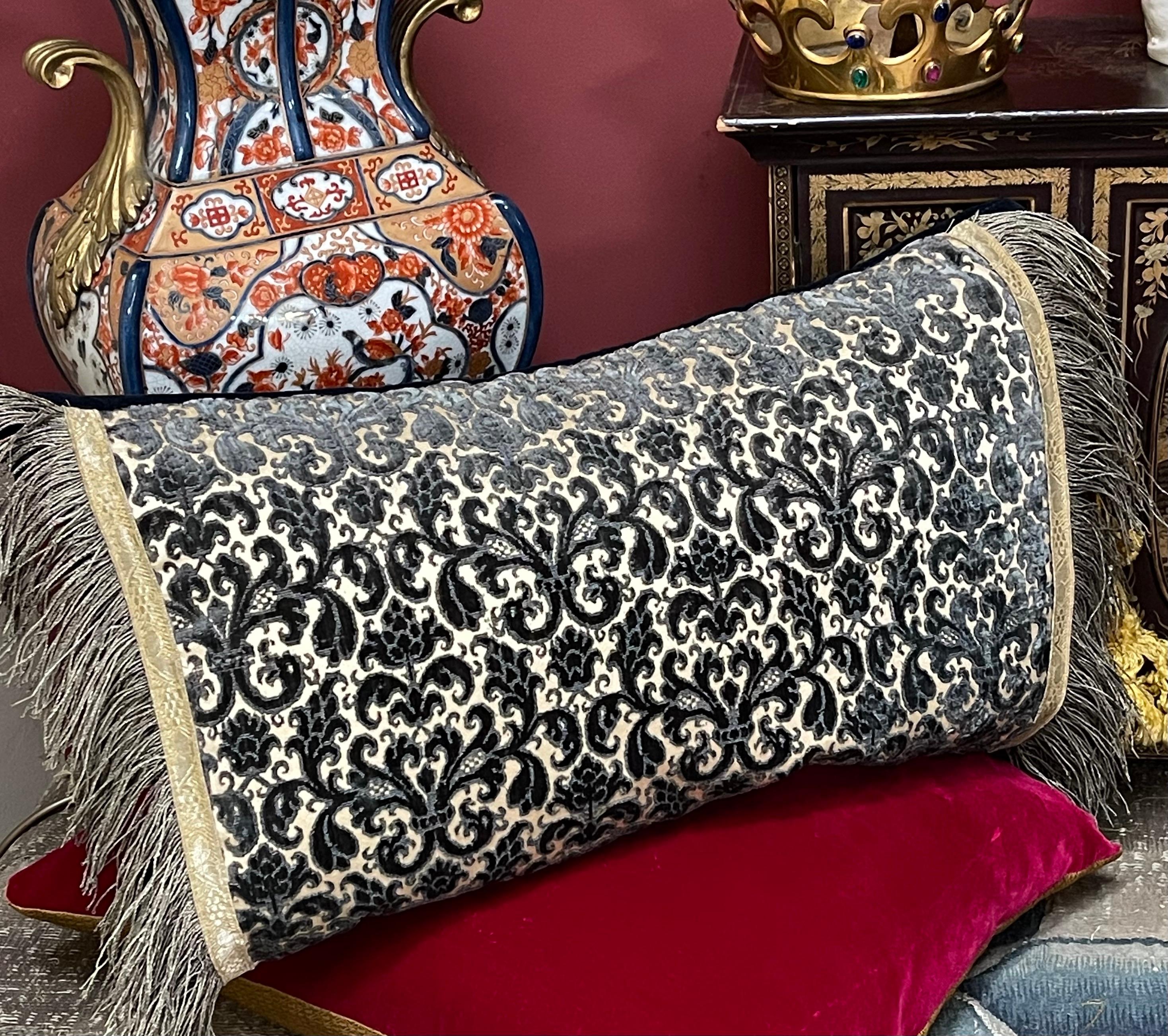 

Cuscino su misura Hand Made

Il pannello frontale. Velluto di seta italiano del XVI secolo
Blu scuro su fondo di seta color crema
Con bordi in nappa metallica argento antico e treccia metallica oro.
Con il retro in velluto di mohair blu