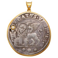 Pendentif en or 18 carats en forme de lion vénitien du 16e siècle avec pièces de monnaie et diamants
