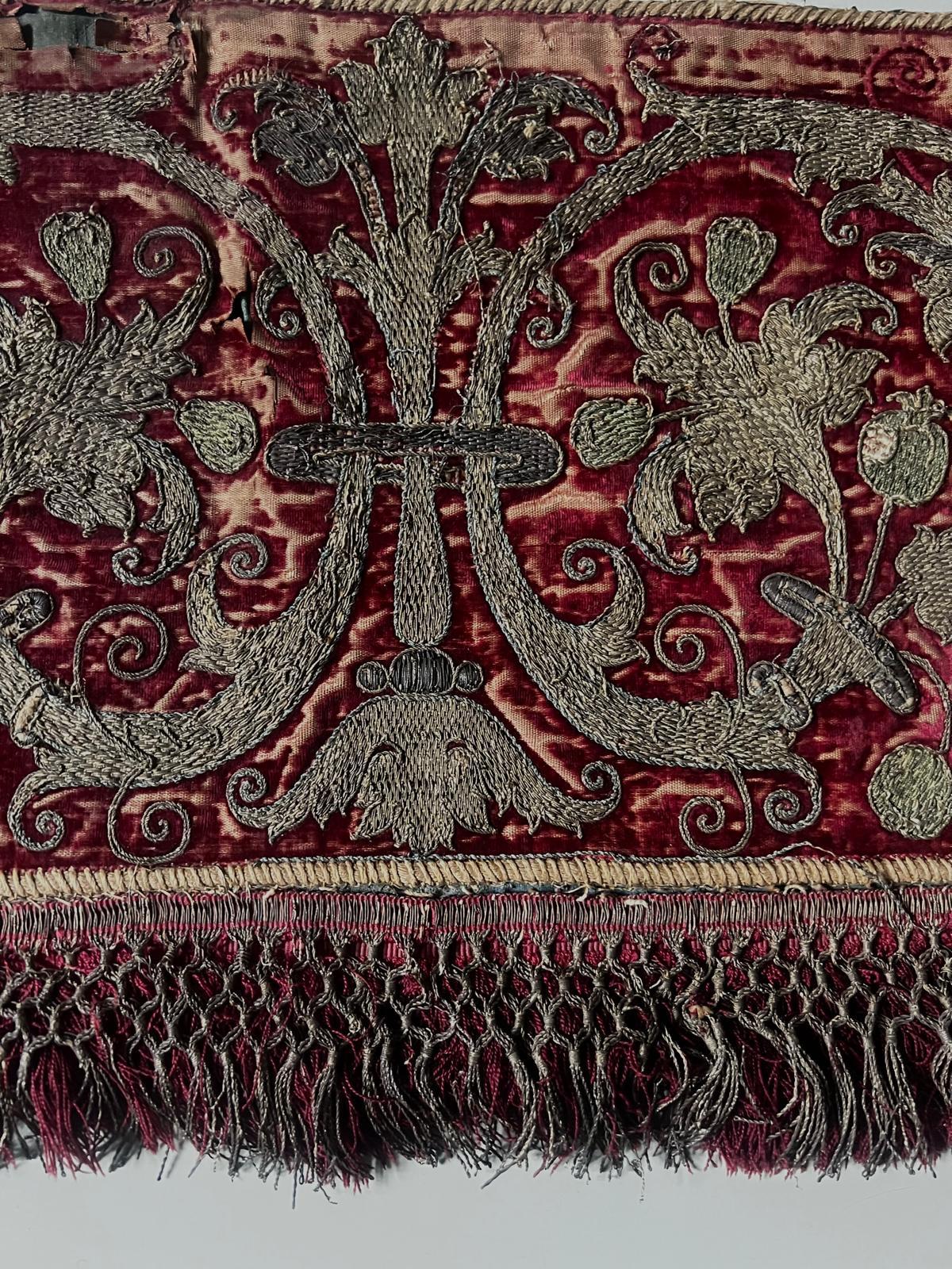Ein außergewöhnliches und seltenes venezianisches Textil aus dem 16. Jahrhundert, reich bestickt mit 1,2 Kilogramm Goldmetallfaden auf tiefrotem Seidensamt. Dieser wunderschön erhaltene Stoff ist ein Beispiel für die Pracht und Kunstfertigkeit des