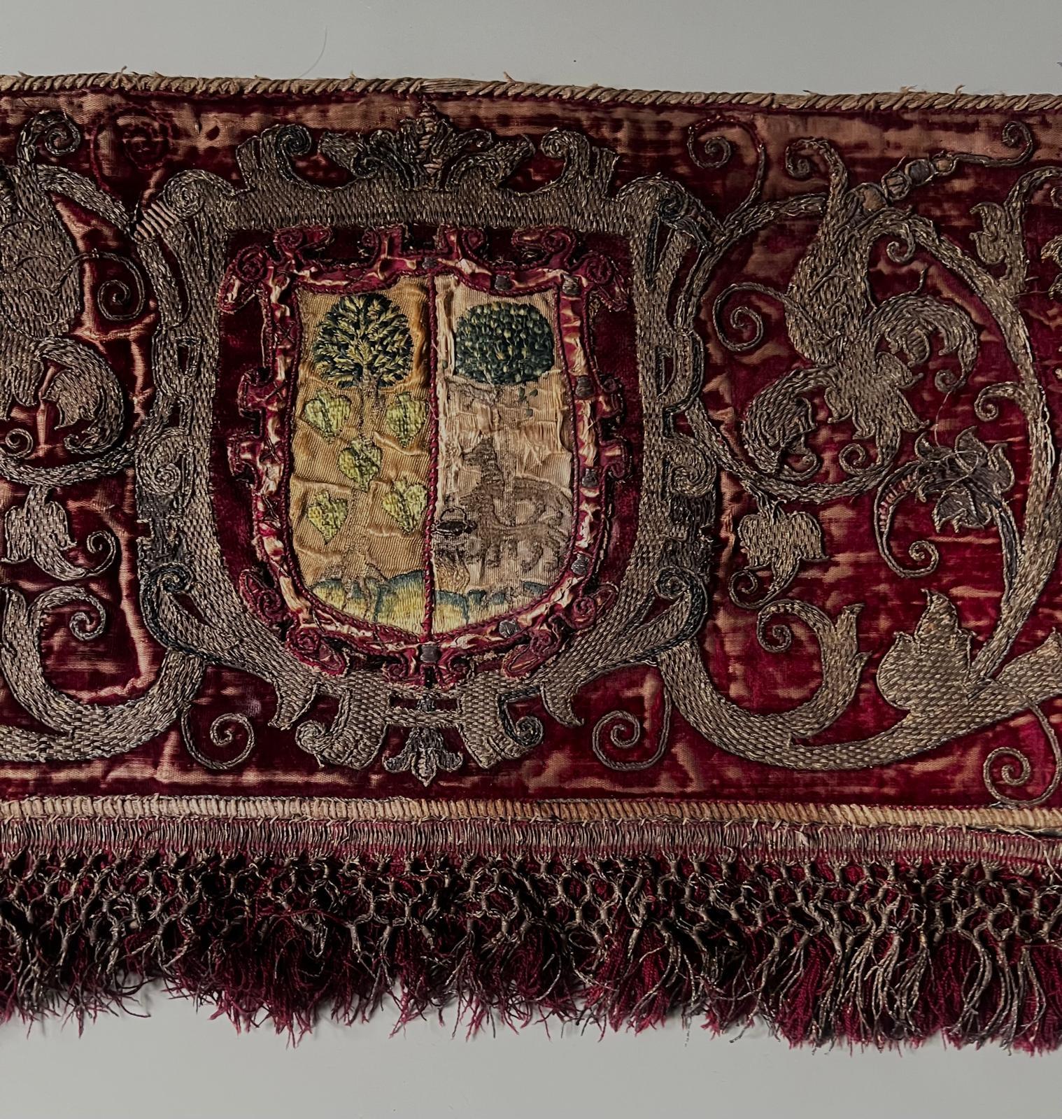 Roter venezianischer Samtstoff aus dem 16. Jahrhundert mit Goldstickerei und Wappen (Renaissance) im Angebot