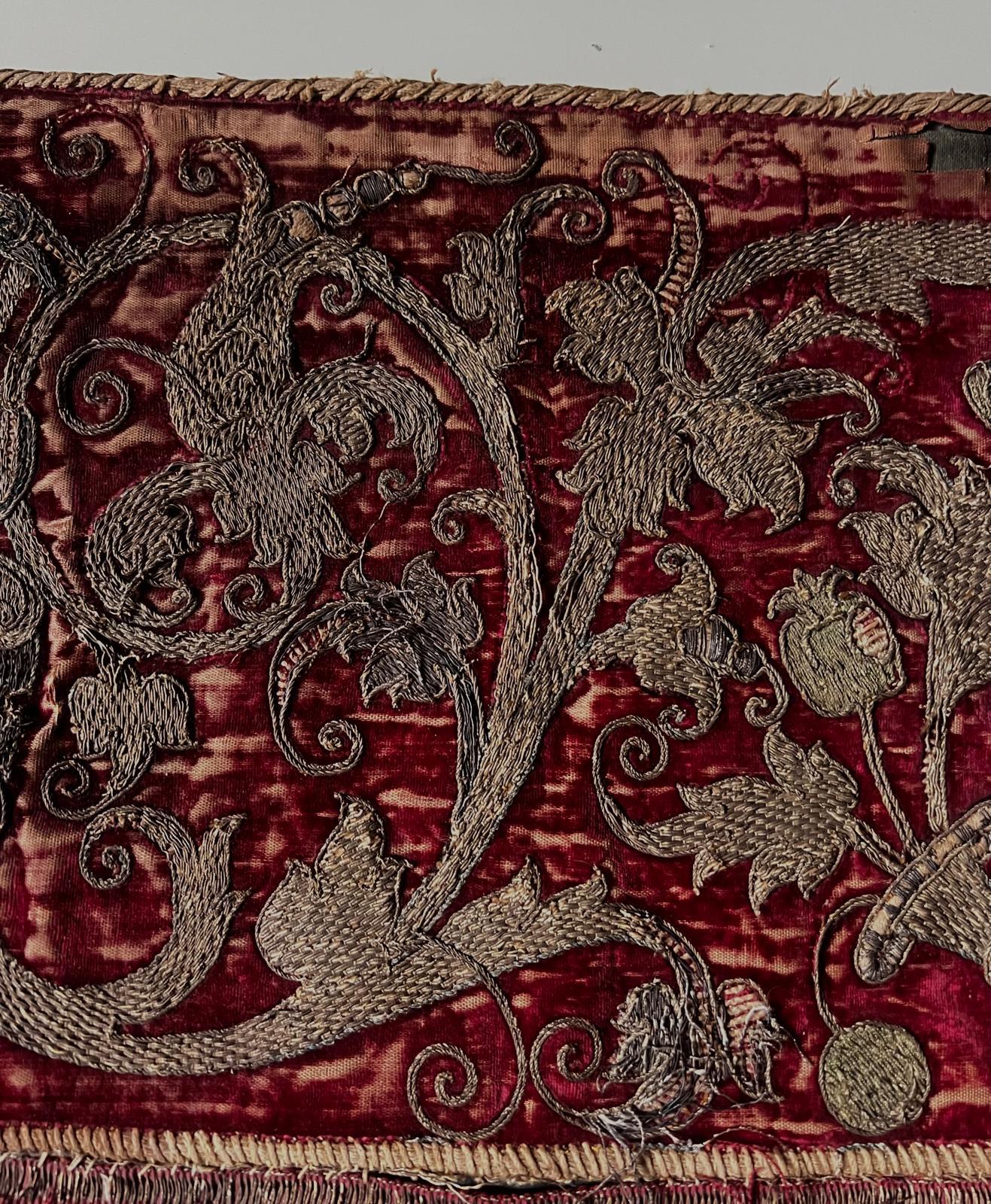 Roter venezianischer Samtstoff aus dem 16. Jahrhundert mit Goldstickerei und Wappen (Italienisch) im Angebot
