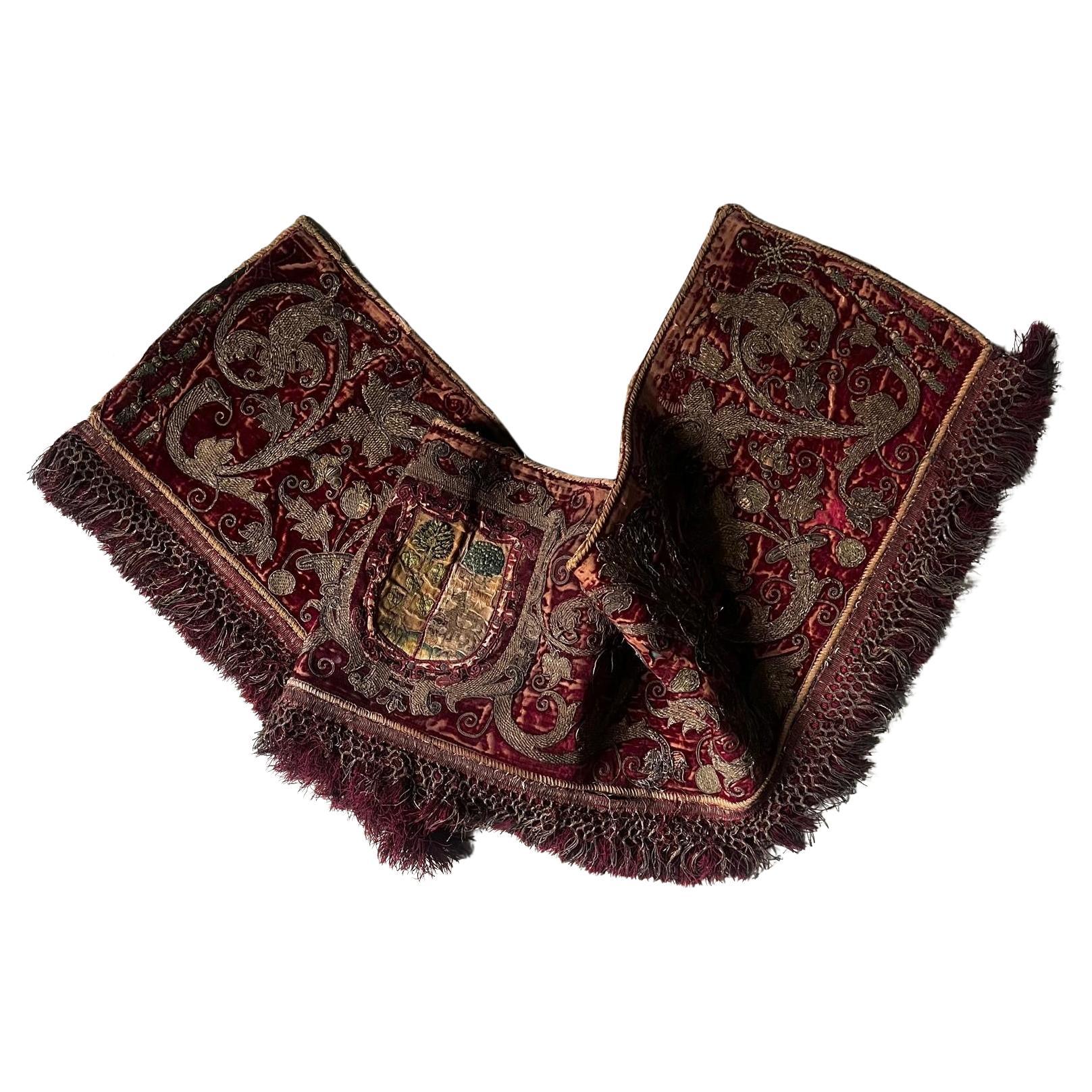 Tissu de velours rouge vénitien du XVIe siècle avec broderie d'or et armoiries