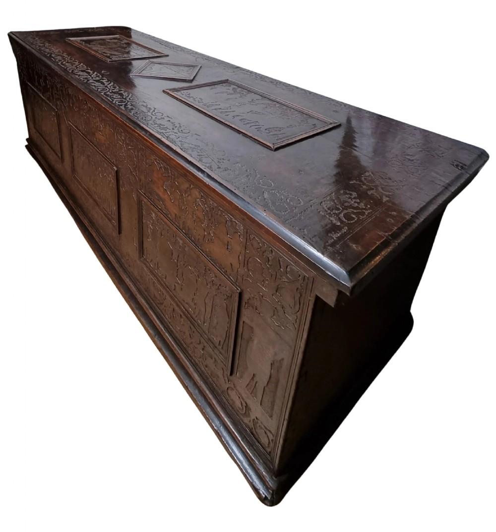 16th Century Venetian Renaissance Cedar Wood Cassone In Good Condition For Sale In Hoddesdon, GB