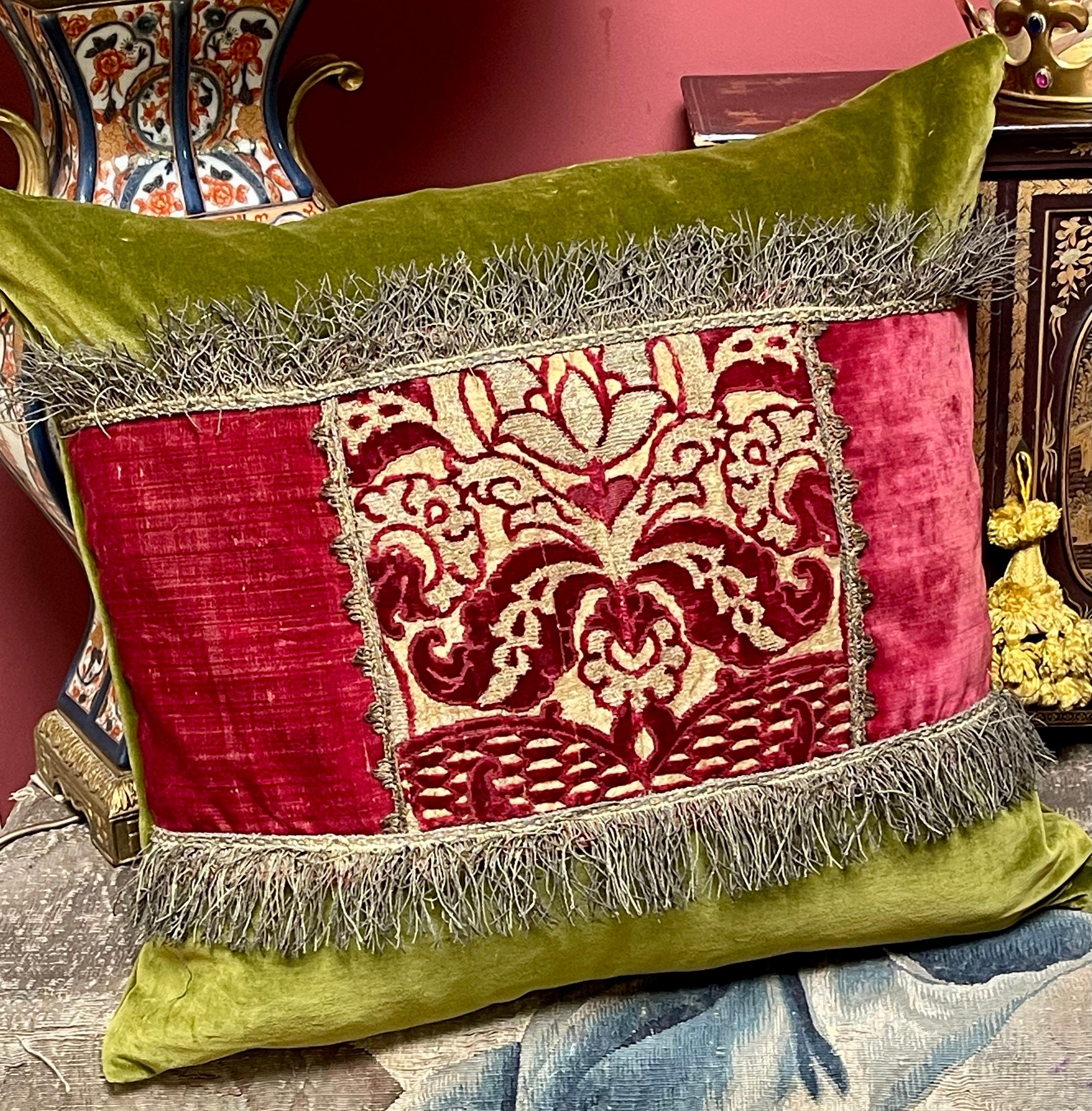 16th Century Venetian Silk Velvet Panel Pillow (Handgefertigt) im Angebot