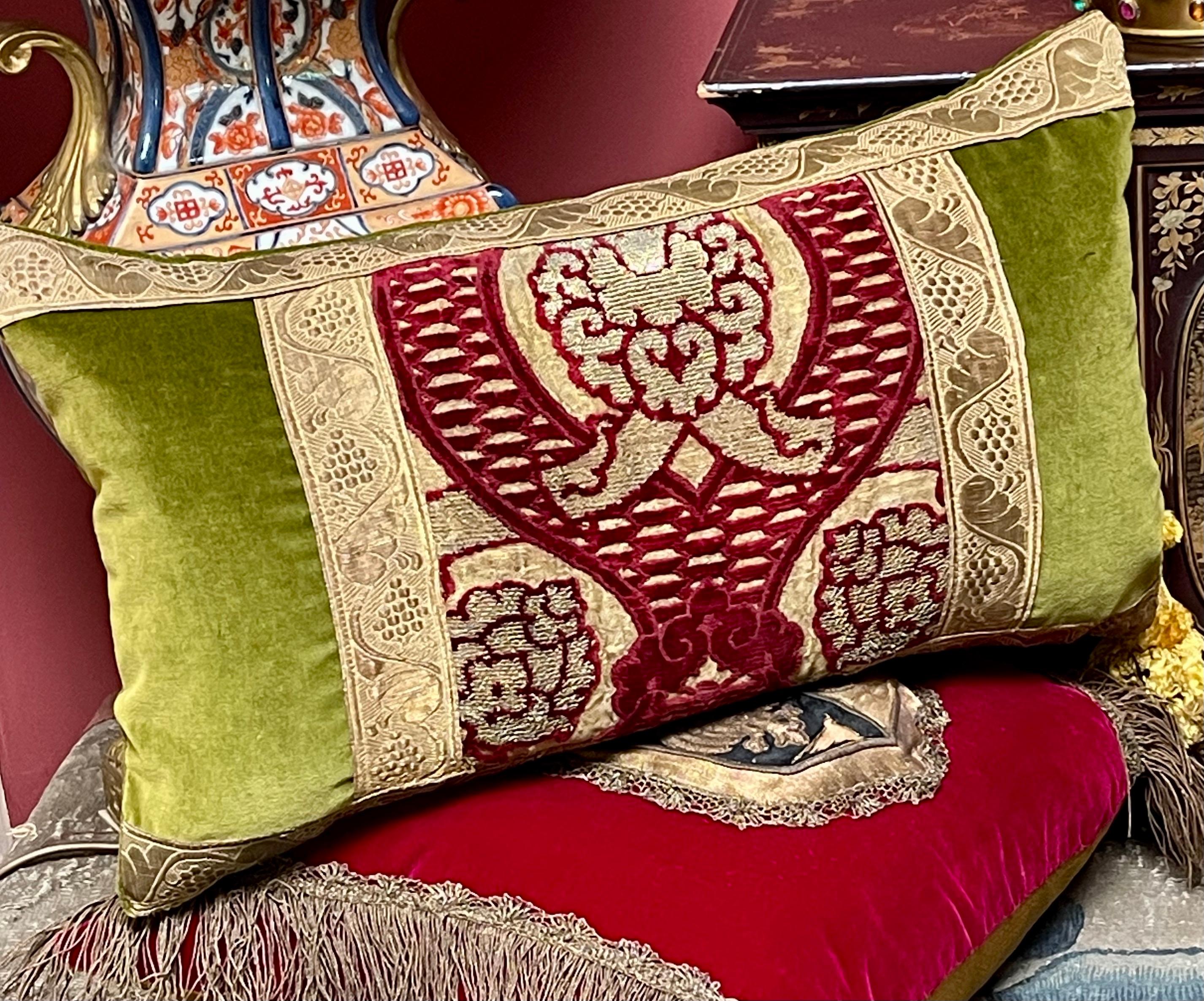 

Oreiller sur mesure fait à la main

Un panel de Cisele Velvet .  Vénitien et datant de la seconde moitié du XVIe siècle

Un motif de grenade Ottoman. Le velours de soie Magenta à poils profonds a été vidé pour révéler un fond métallique doré. Il