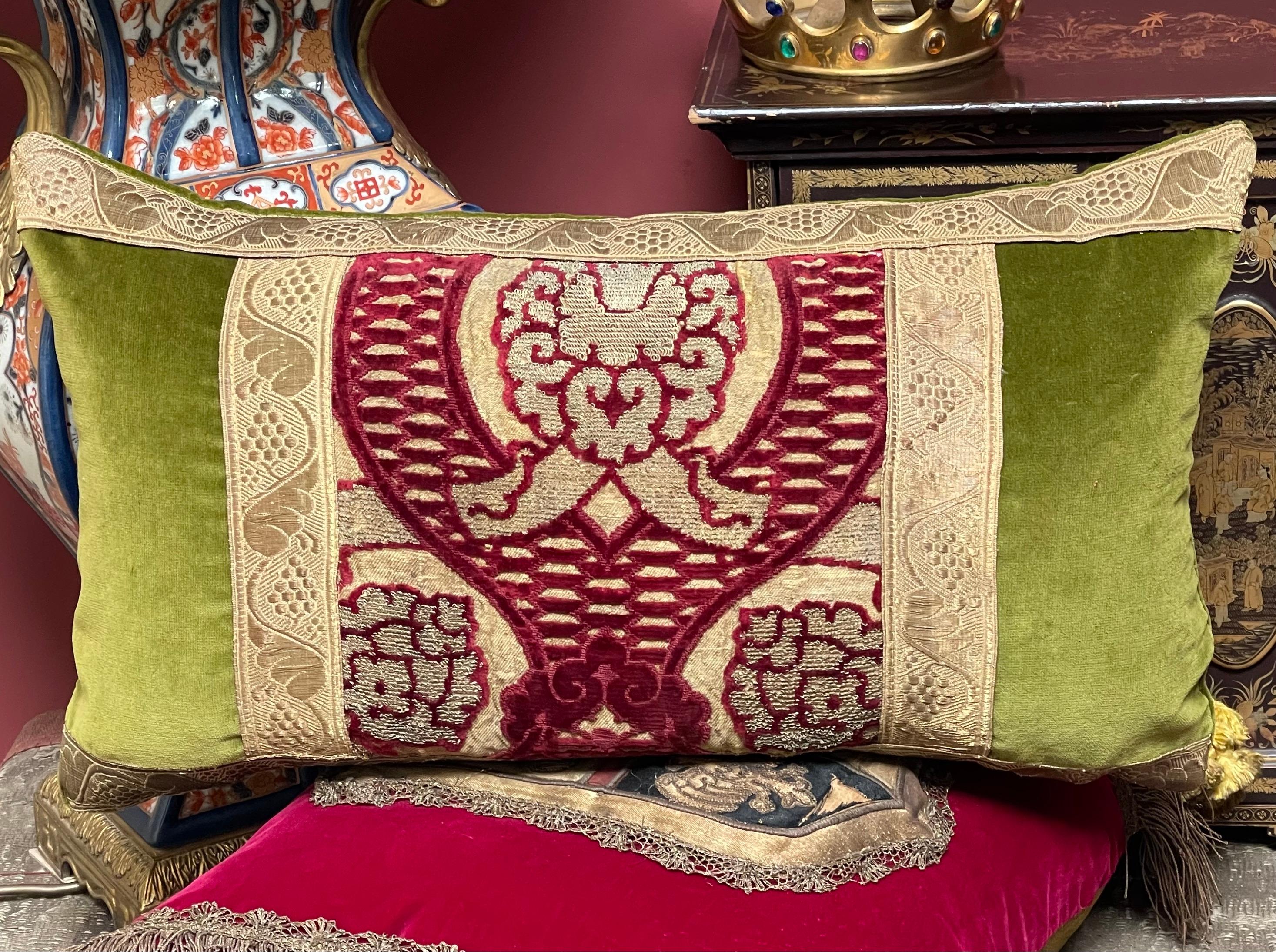 italien Coussin en velours vénitien du XVIe siècle en vente