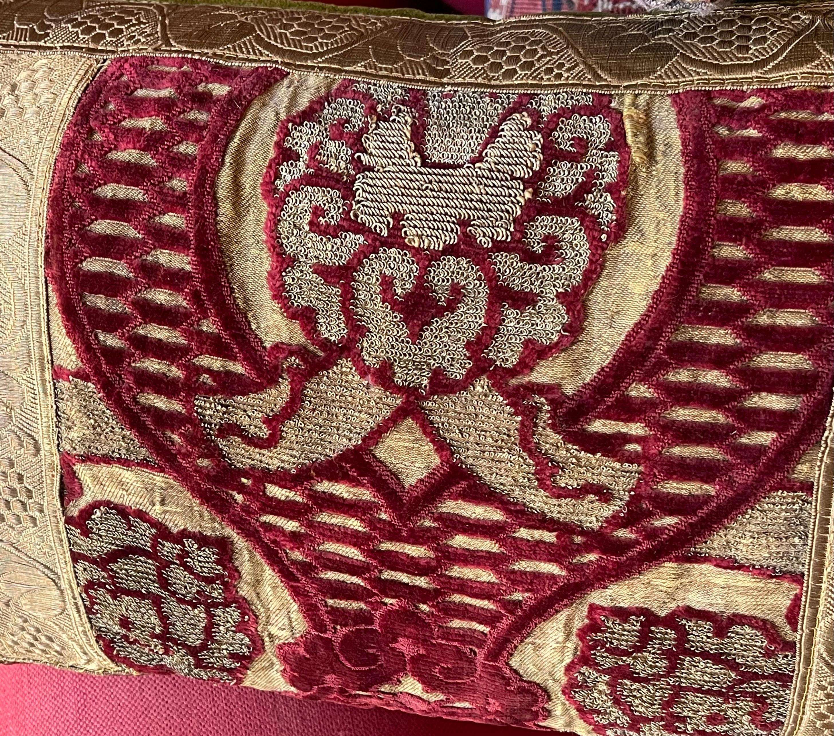 Coussin en velours vénitien du XVIe siècle Bon état - En vente à Canterbury, GB