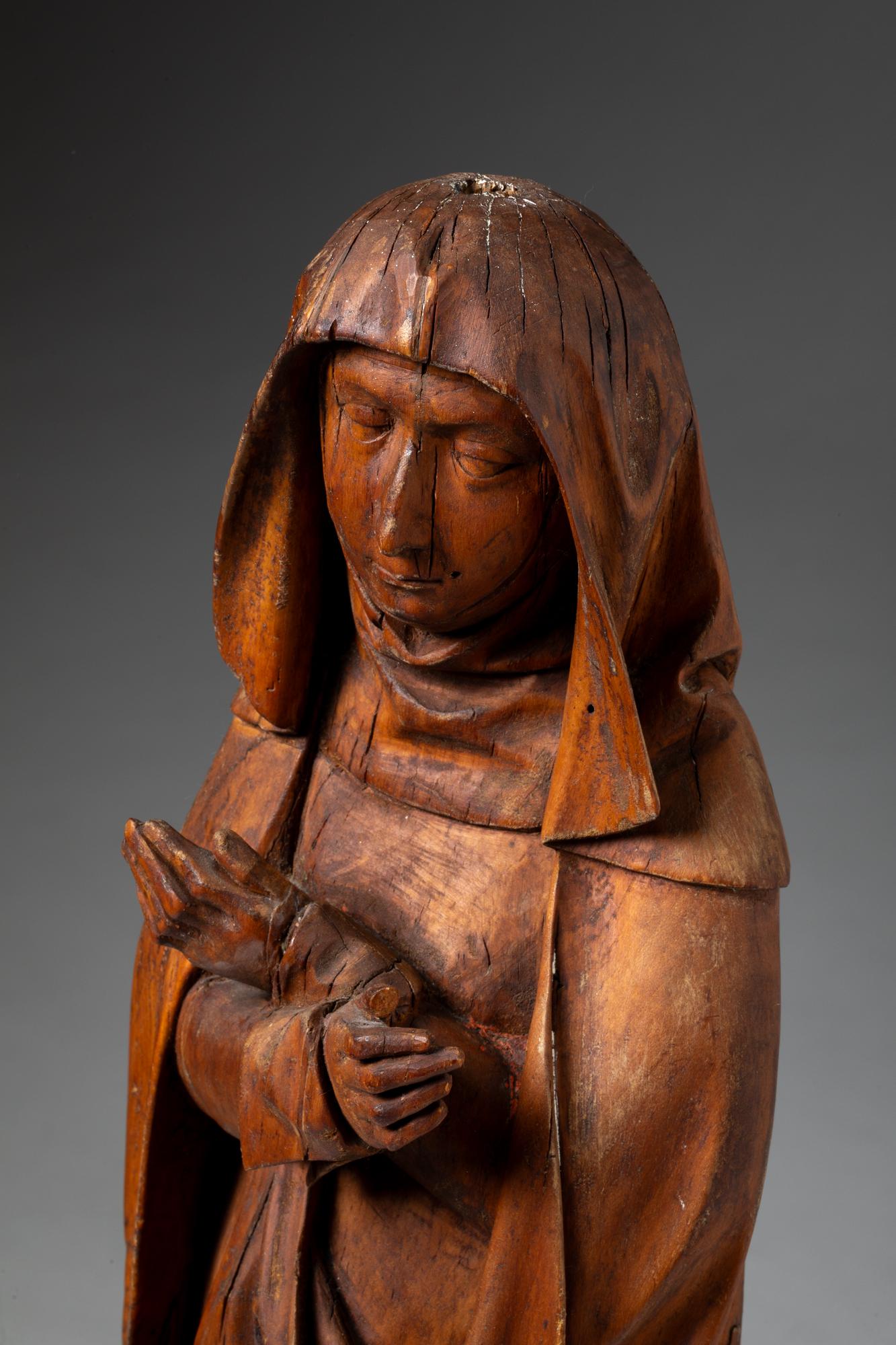 16th Century Virgin Mary and Saint John, Pair of Linden Wood Sculptures For Sale 3