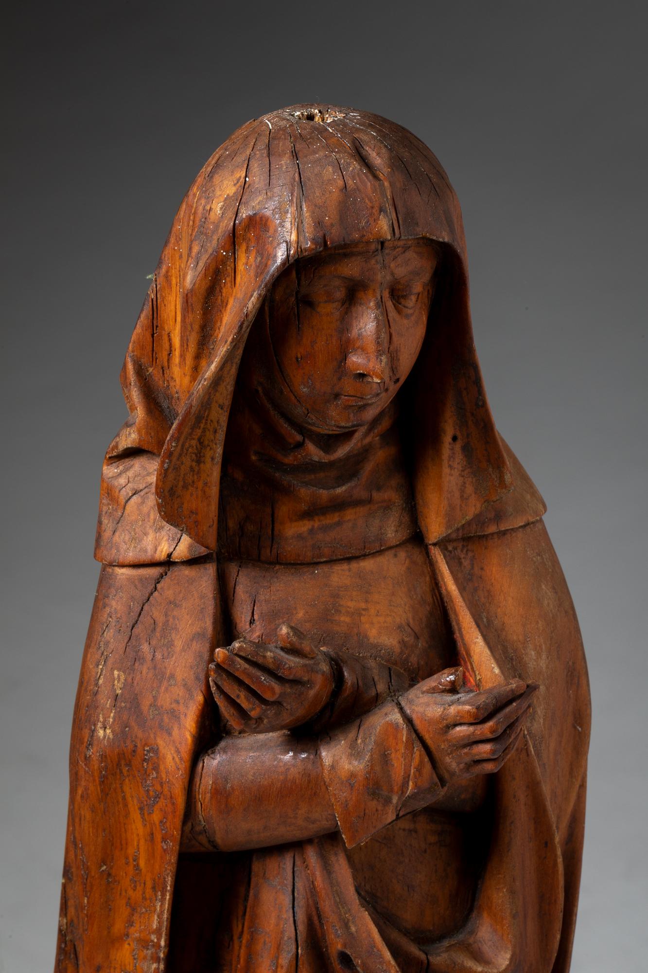 16th Century Virgin Mary and Saint John, Pair of Linden Wood Sculptures For Sale 4