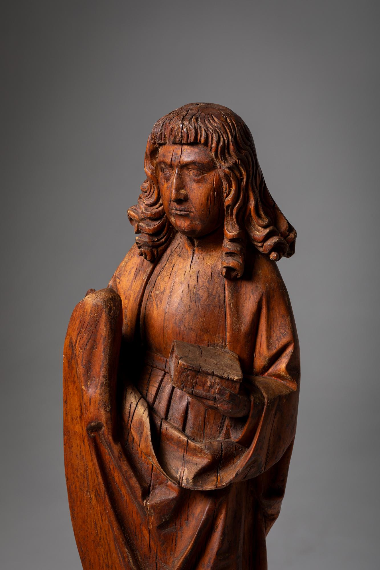 We present you these two icons Virgin Mary and Saint John, pair of linden wood sculptures. Bologna 15th century.
The Caloust Gulbenkian Foundation in Lisbon, Portugal museum has an identical pair on display.
