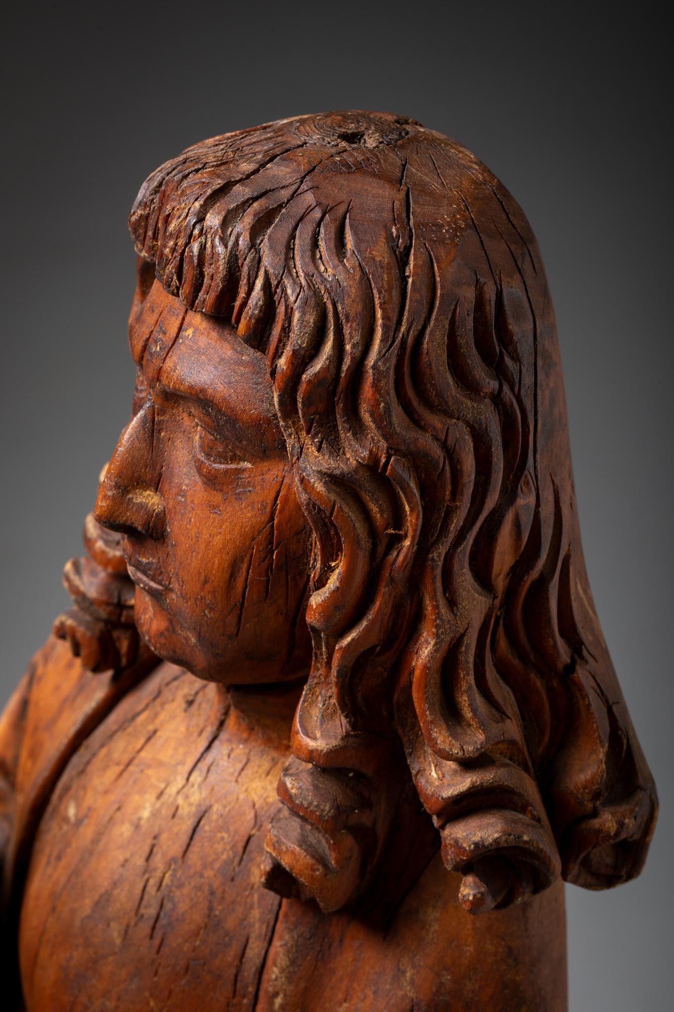 Rustic 16th Century Virgin Mary and Saint John, Pair of Linden Wood Sculptures For Sale