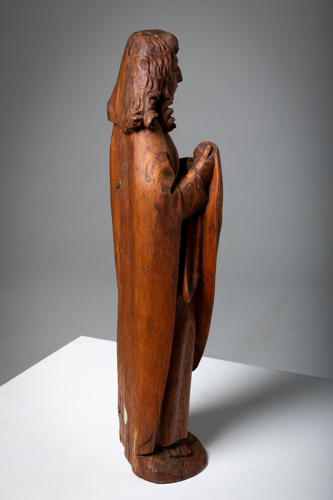Hand-Crafted 16th Century Virgin Mary and Saint John, Pair of Linden Wood Sculptures For Sale