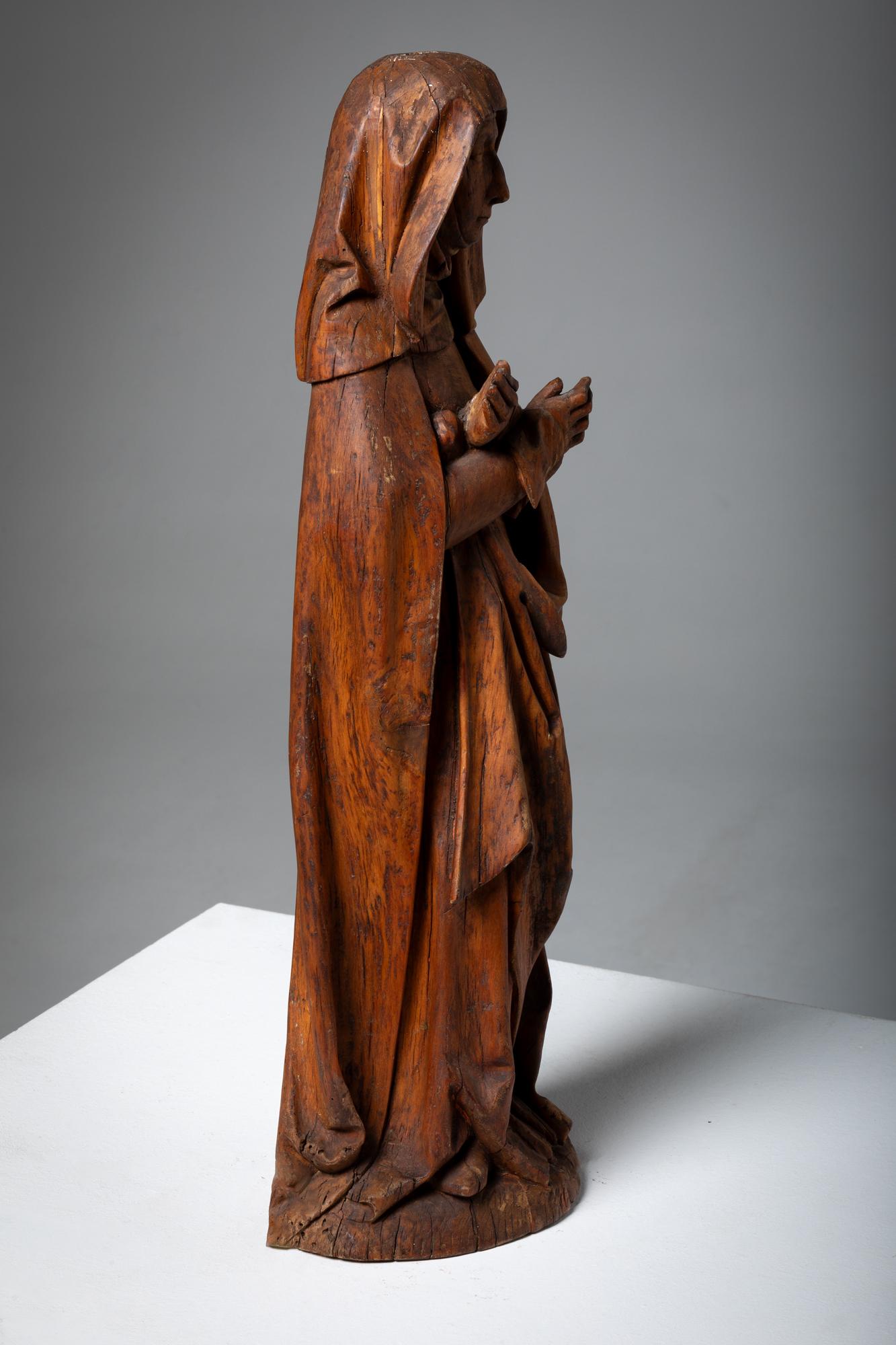 16th Century Virgin Mary and Saint John, Pair of Linden Wood Sculptures For Sale 1